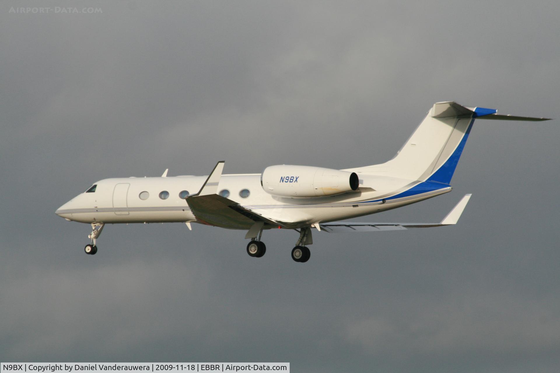 N9BX, 2008 Gulfstream Aerospace GIV-X (G450) C/N 4145, descending to rwy 25L
