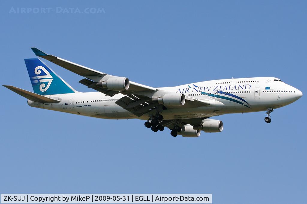 ZK-SUJ, 1998 Boeing 747-4F6 C/N 27602, Short final to Runway 09L at Heathrow.