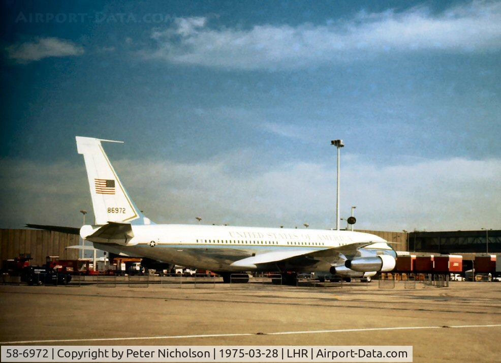 58-6972, 1959 Boeing VC-137B C/N 17927, VC-137B Stratolifter of 89th Military Airlift Wing parked at London Heathrow in March 1975.