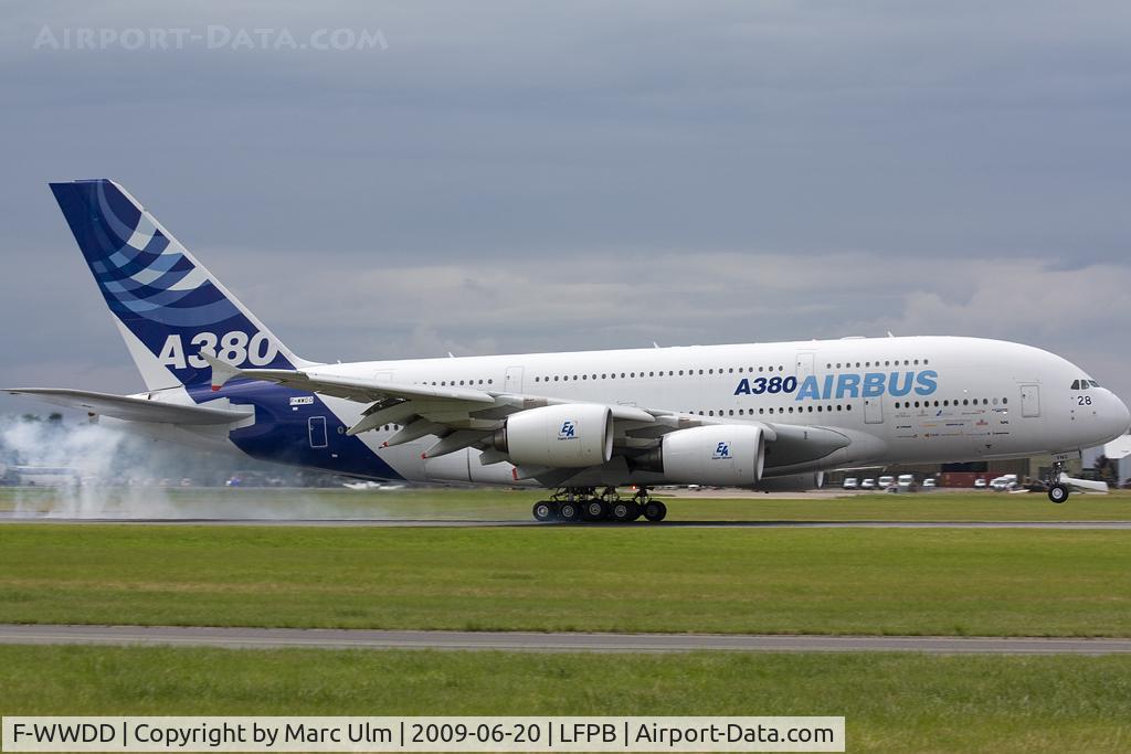 F-WWDD, 2005 Airbus A380-861 C/N 004, Touch down at the paris le bourget airshow 2009.