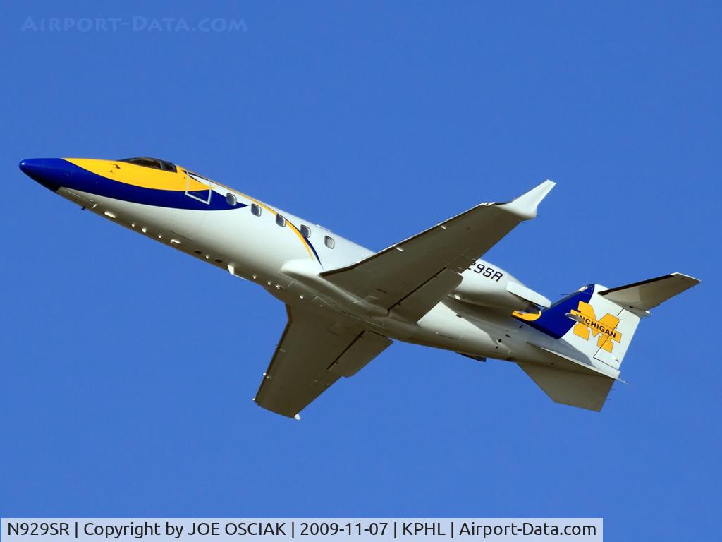 N929SR, 1998 Learjet Inc 60 C/N 144, Leaving philly.