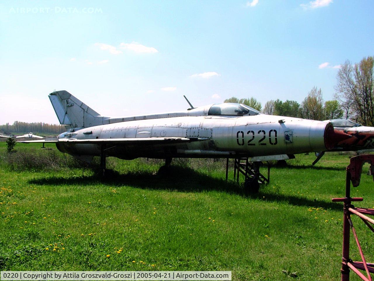 0220, Mikoyan-Gurevich MiG-21F-13 C/N 460220, Alsonemedi Wreck Ranch name in a collection, a quite bad state. They transported it onto unknown place since then.