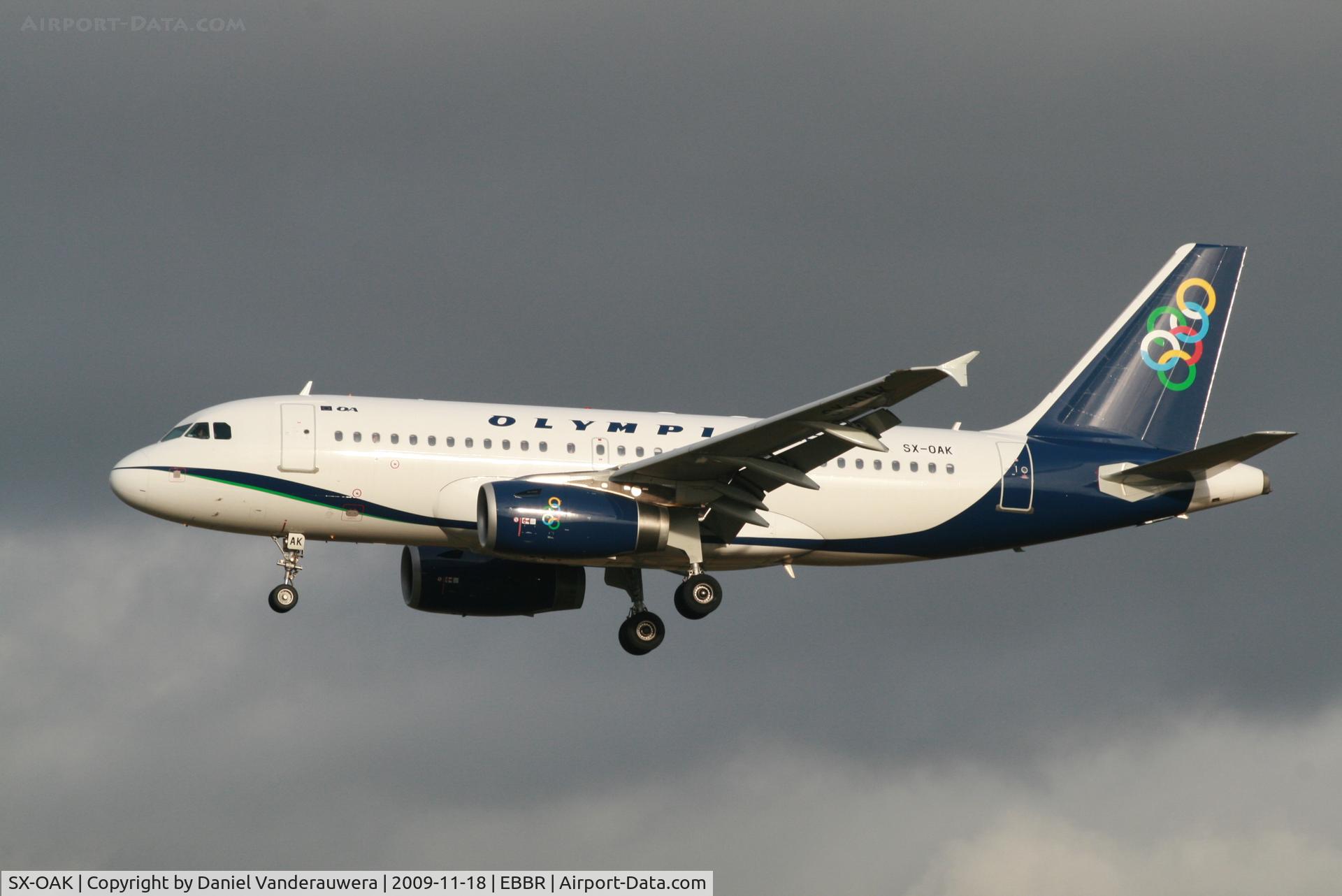 SX-OAK, 2007 Airbus A319-132 C/N 3317, flight OA145 is descending to rwy 25L