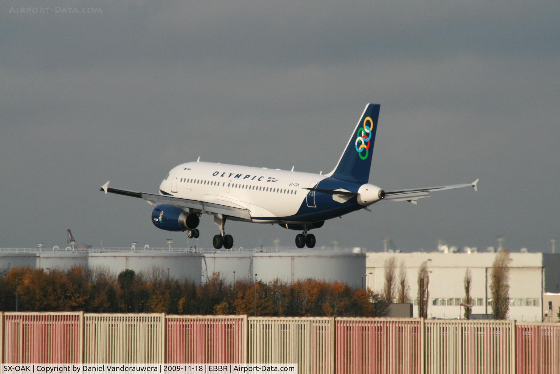 SX-OAK, 2007 Airbus A319-132 C/N 3317, several seconds before landing on rwy 25L