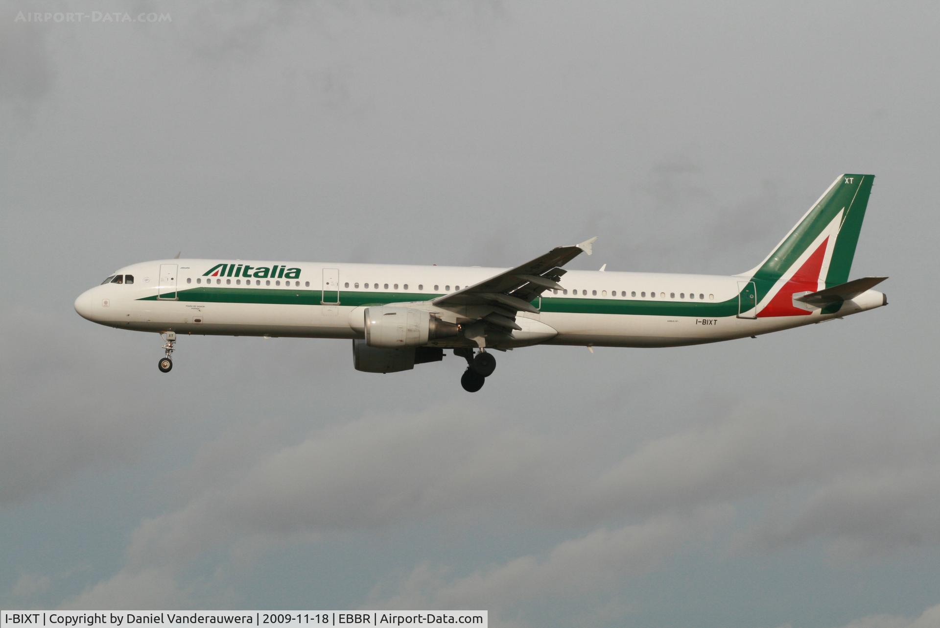 I-BIXT, 1998 Airbus A321-112 C/N 765, arrival of flight AZ156 to rwy 25L