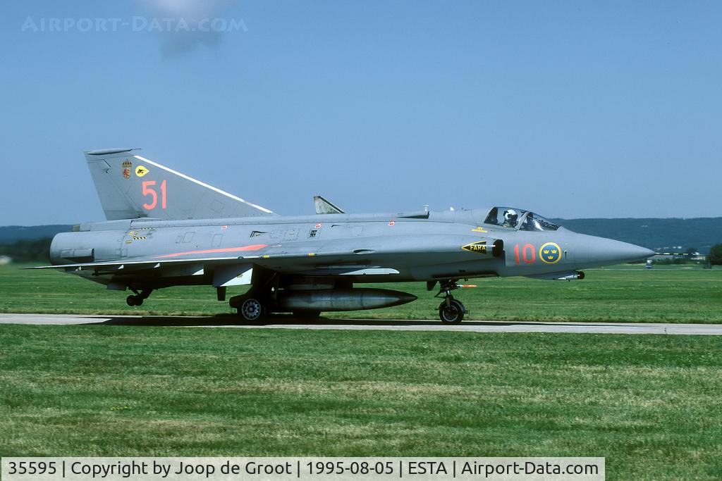 35595, Saab J-35J Draken C/N 35-595, This Draken has the badge of both F10 and 3.Division F10 on the fin.