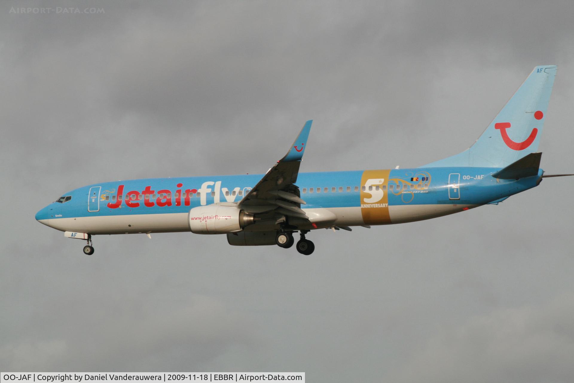 OO-JAF, 2007 Boeing 737-8K5 C/N 35133, descending to rwy 25L