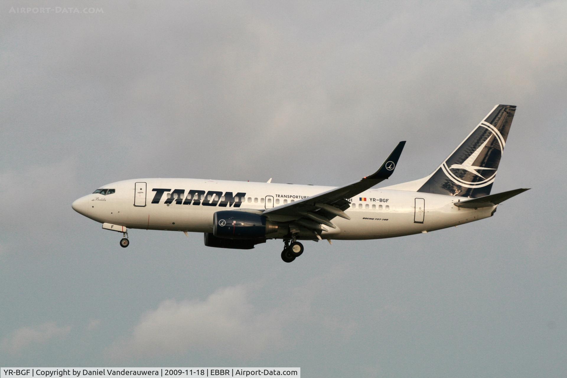YR-BGF, 2001 Boeing 737-78J C/N 28440, flight RO371 is descending to rwy 25L - now with winglets