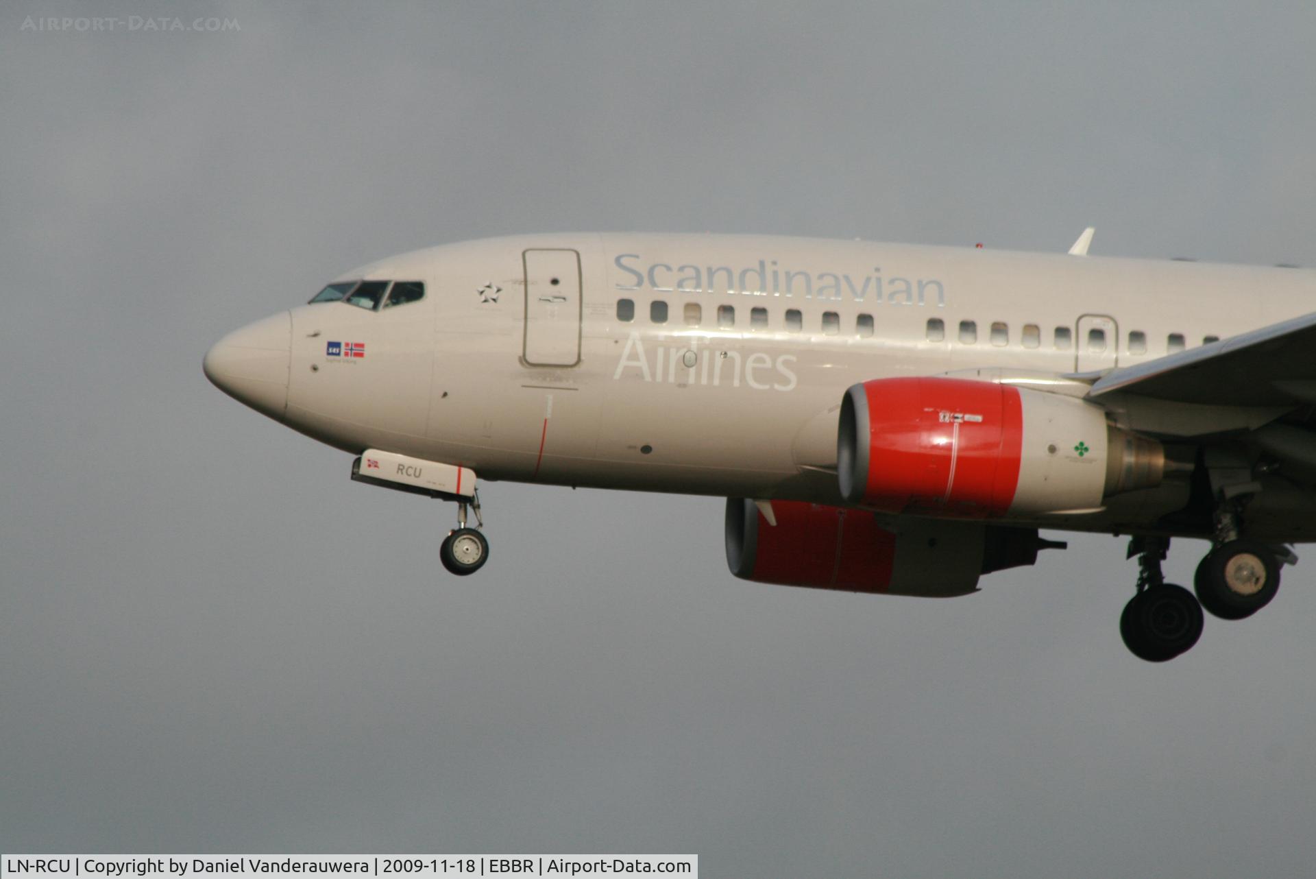 LN-RCU, 1999 Boeing 737-683 C/N 30190, flight SK4743 is descending to rwy 25L
