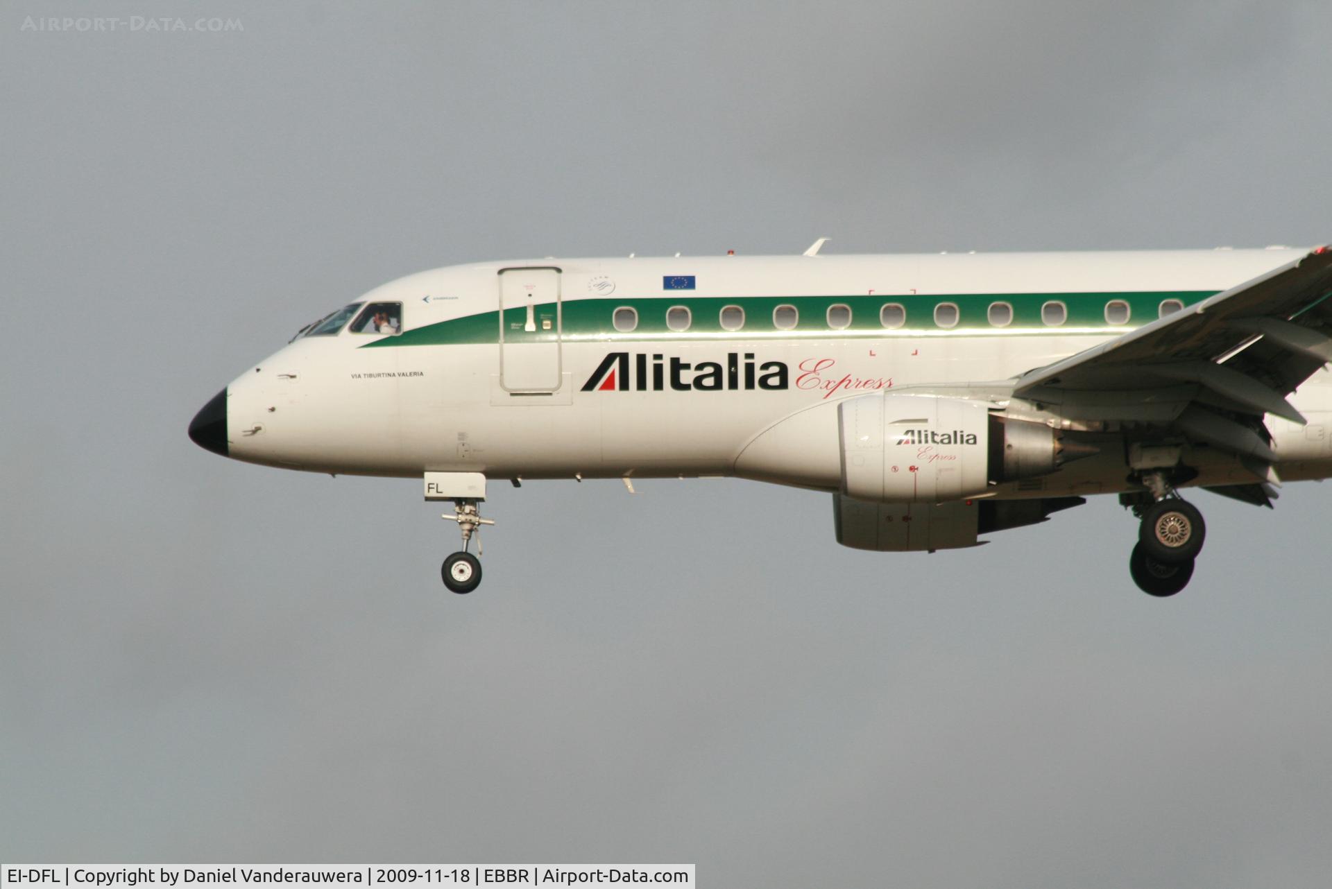 EI-DFL, 2004 Embraer 170LR (ERJ-170-100LR) C/N 17000036, descending to rwy 25L