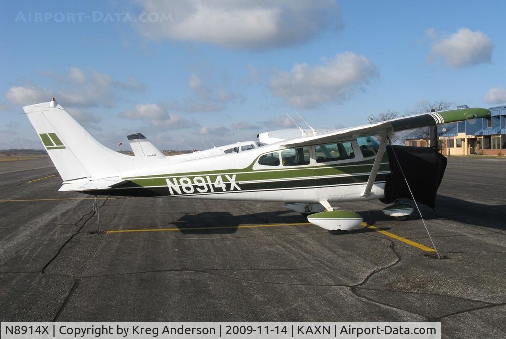 N8914X, 1961 Cessna 182 Skylane C/N 18253314, 1961 Cessna 182 Skylane on the ramp.