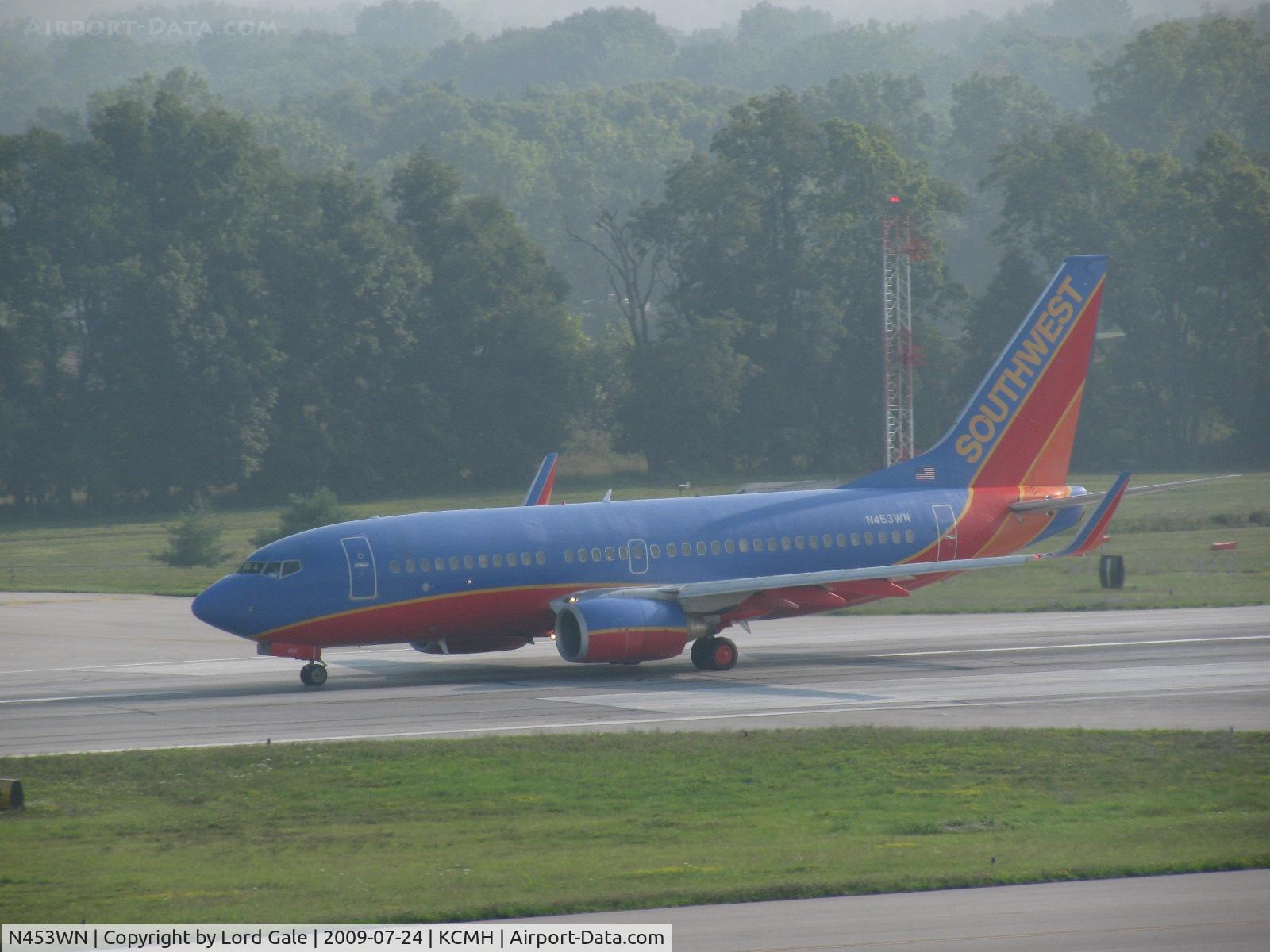 N453WN, 2004 Boeing 737-7H4 C/N 29847, Morning fog