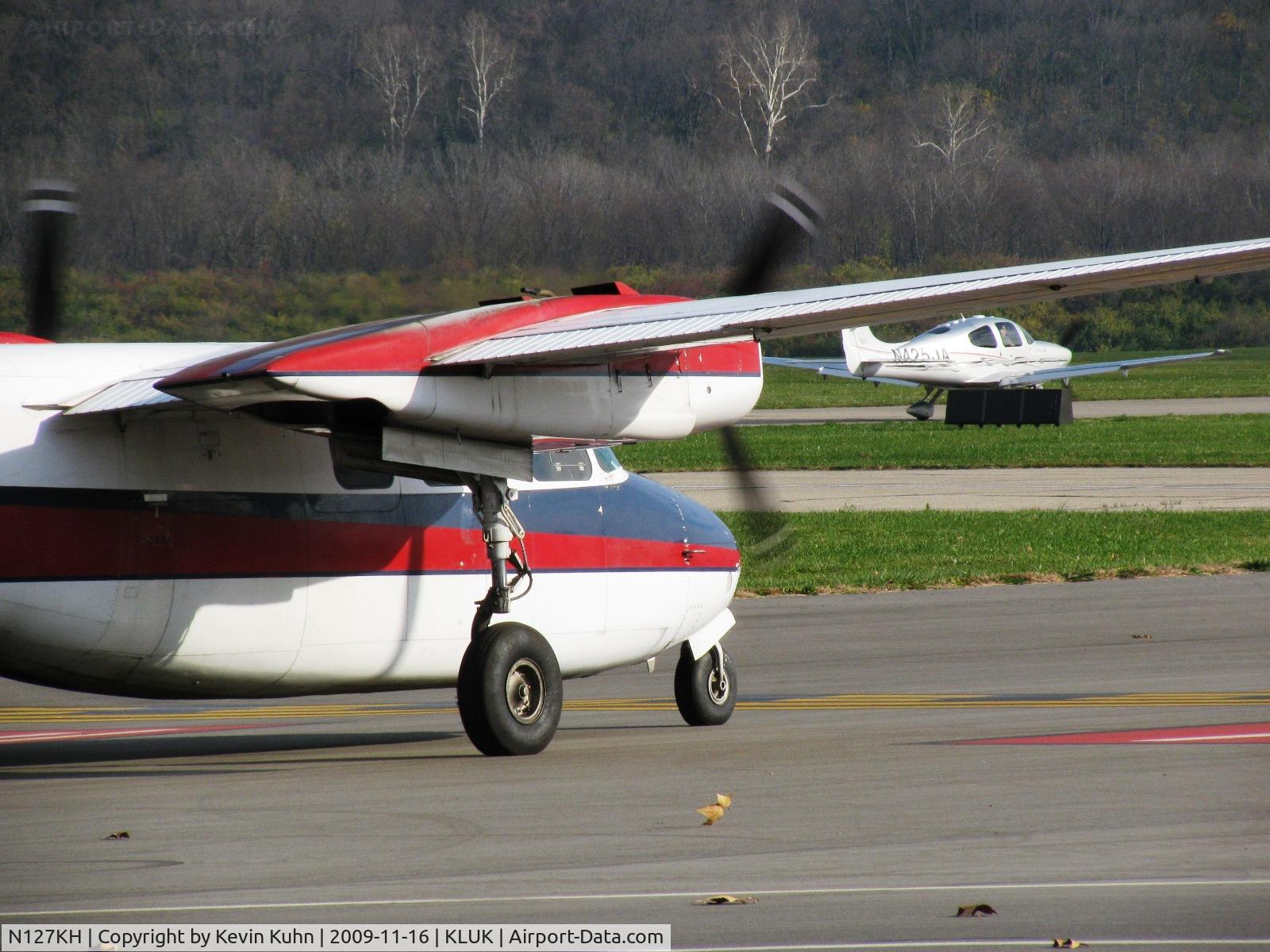 N127KH, 1961 Aero Commander 500-B C/N 500B-1027-38, Running up as N425JA taxies past