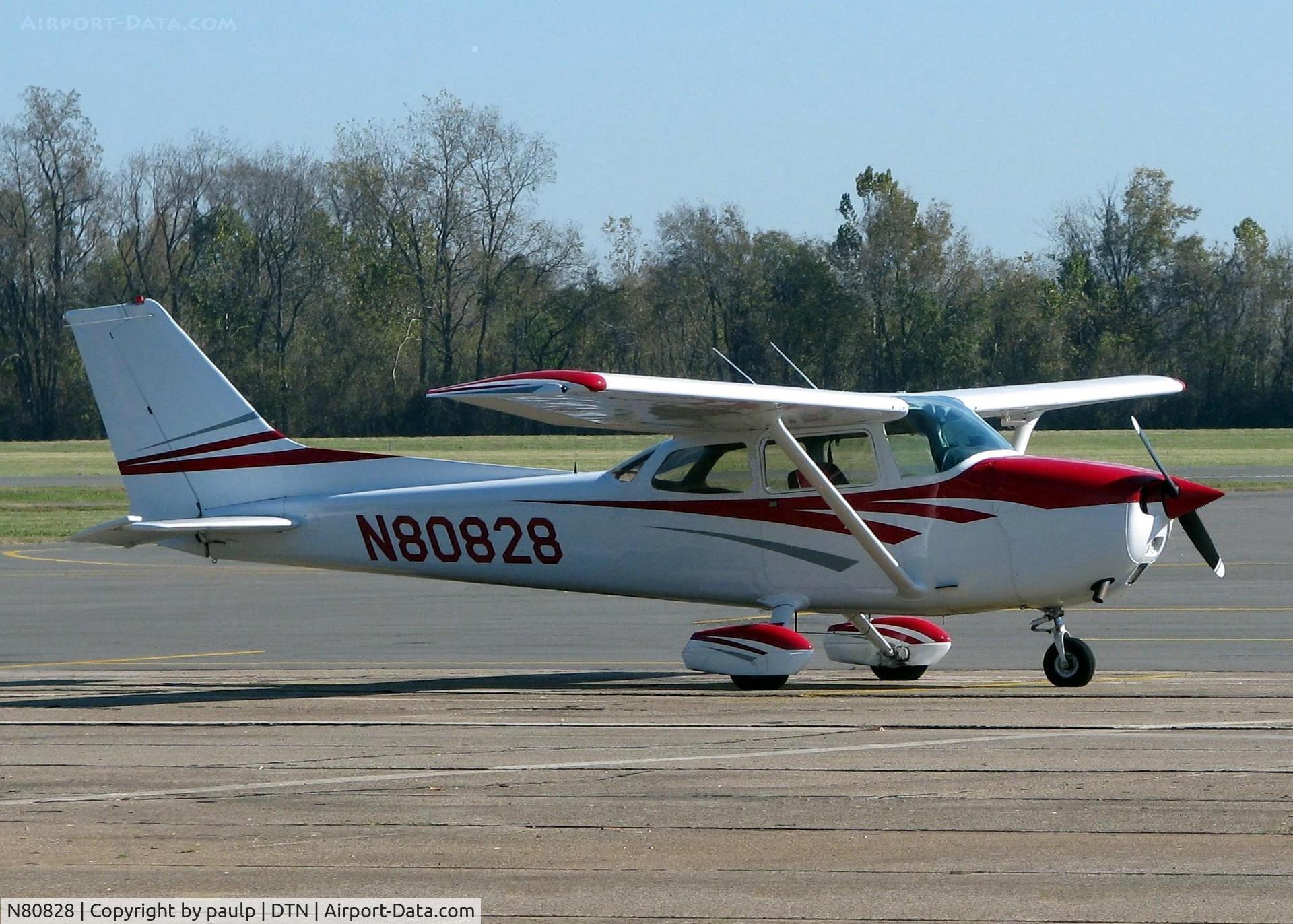N80828, 1976 Cessna 172M C/N 17266763, At Downtown Shreveport.