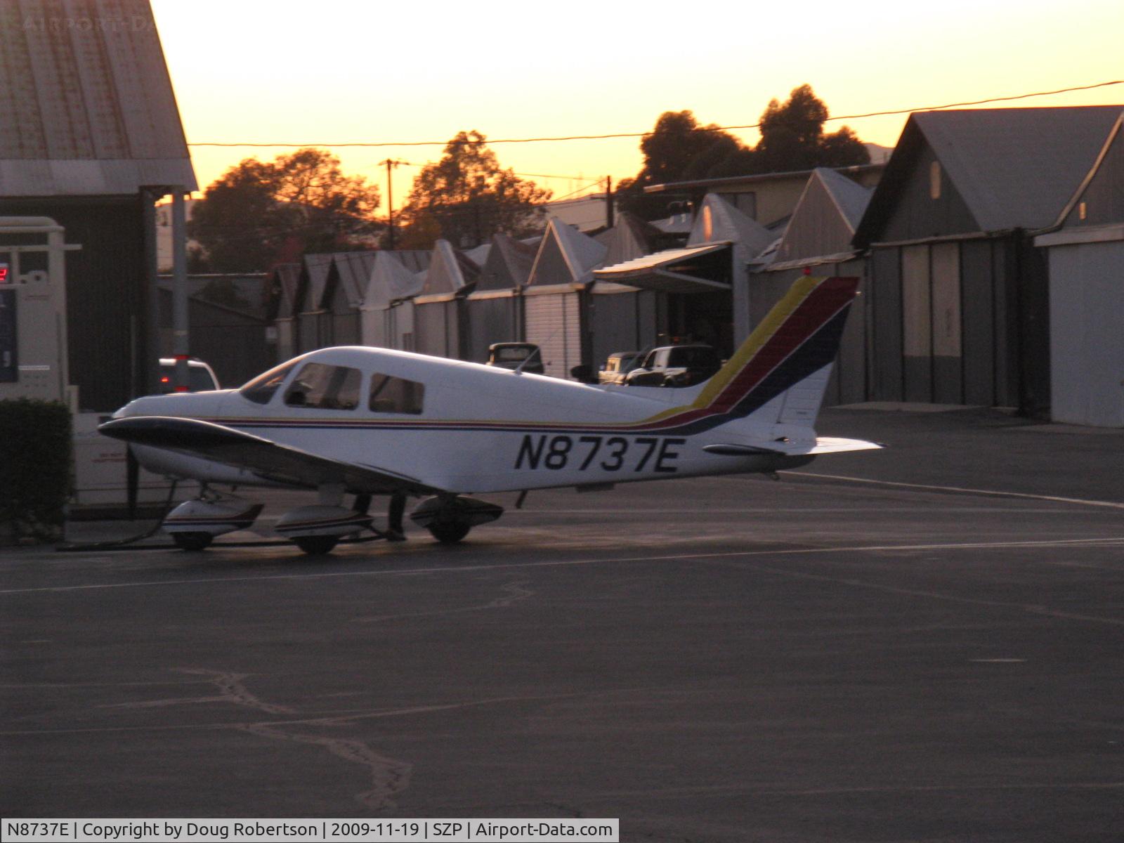 N8737E, 1976 Piper PA-28-140 Cherokee Cruiser C/N 28-7625152, 1976 Piper PA-28-140 CHEROKEE 140, Lycoming O-320-E2A 150 Hp, refueling at dusk