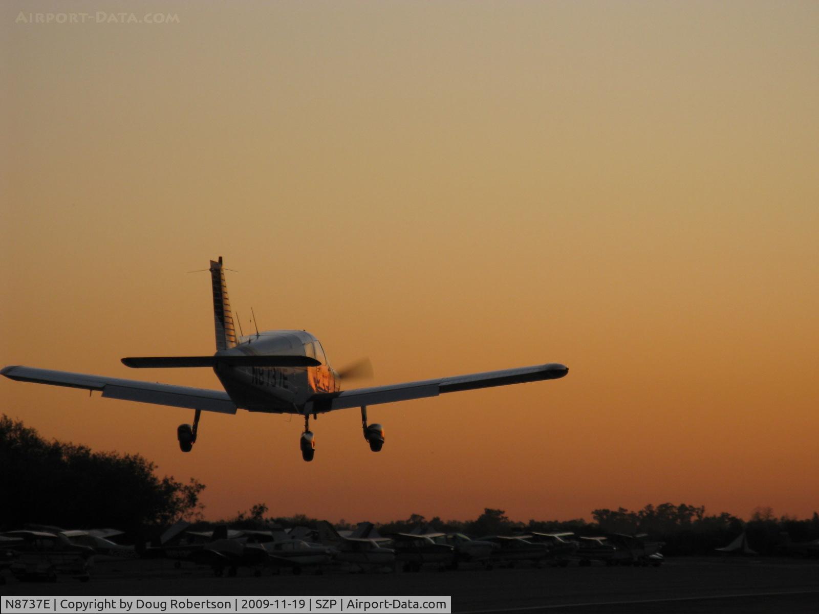 N8737E, 1976 Piper PA-28-140 Cherokee Cruiser C/N 28-7625152, 1976 Piper PA-28-140 CHEROKEE 140, Lycoming O-320-E2A 150 Hp, on final Rwy 22 at dusk, taken from same position three seconds later.