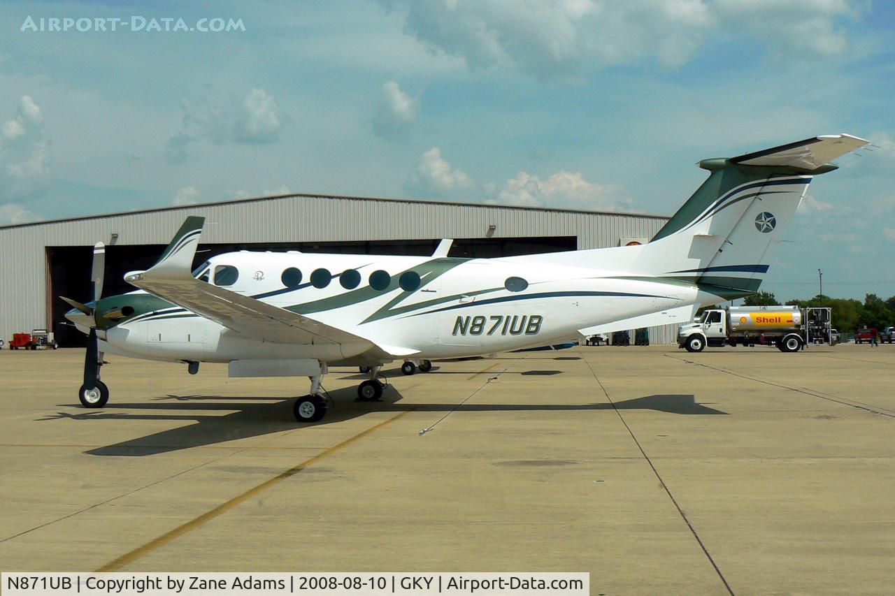 N871UB, Beech 200 C/N BB-841, At Arlington Municipal