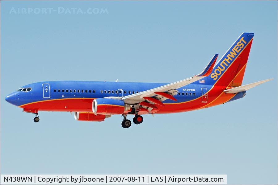 N438WN, 2003 Boeing 737-7H4 C/N 29833, N438WN landing at Las Vegas