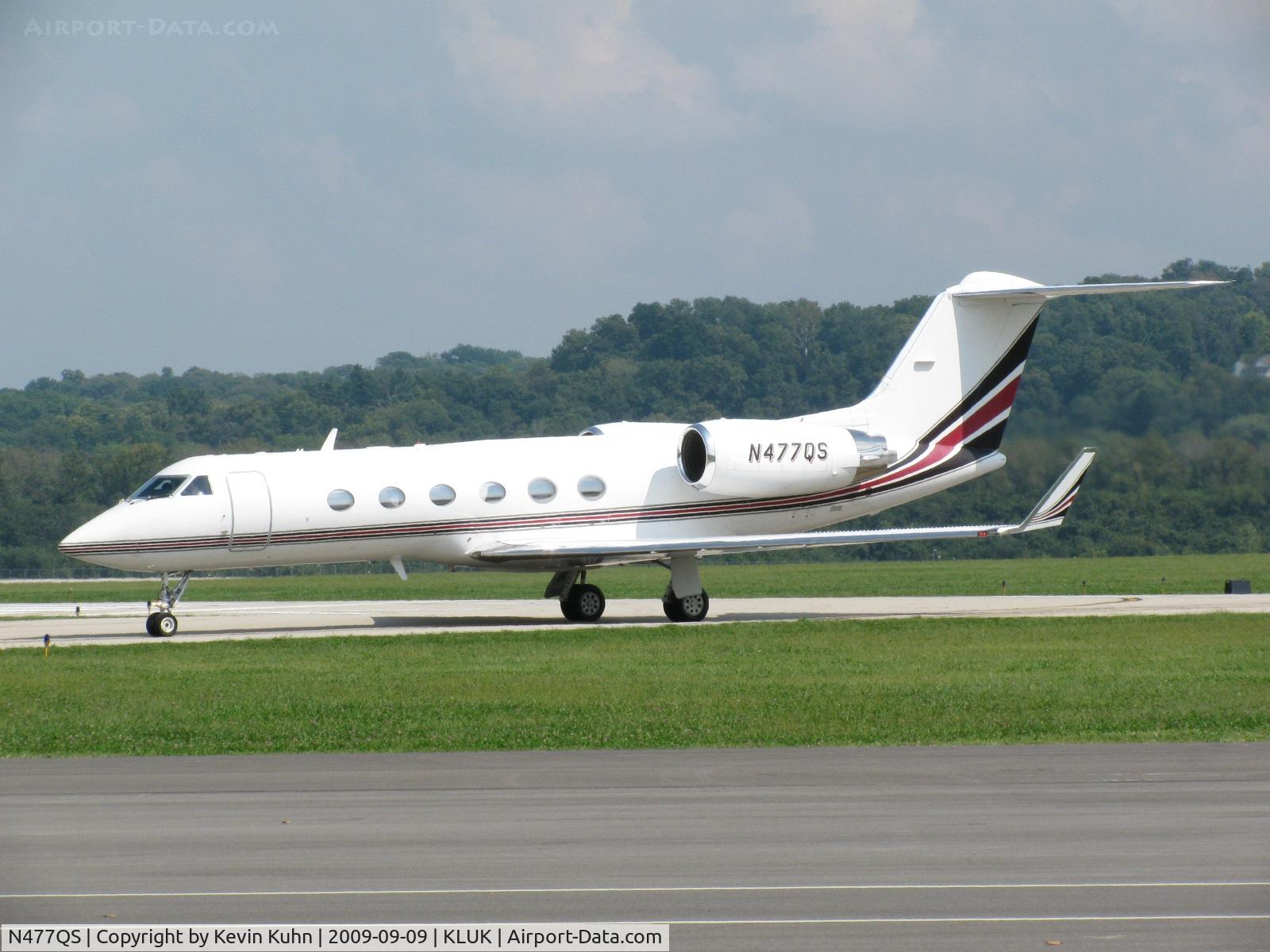 N477QS, 1999 Gulfstream Aerospace G-IV C/N 1377, Taxiing past the terminal area