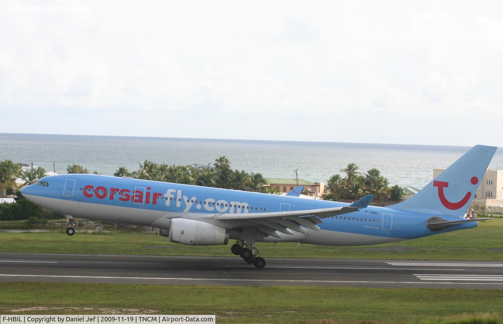 F-HBIL, 2000 Airbus A330-243 C/N 320, Corsair in the glide slope over the tresh hold at runway 10