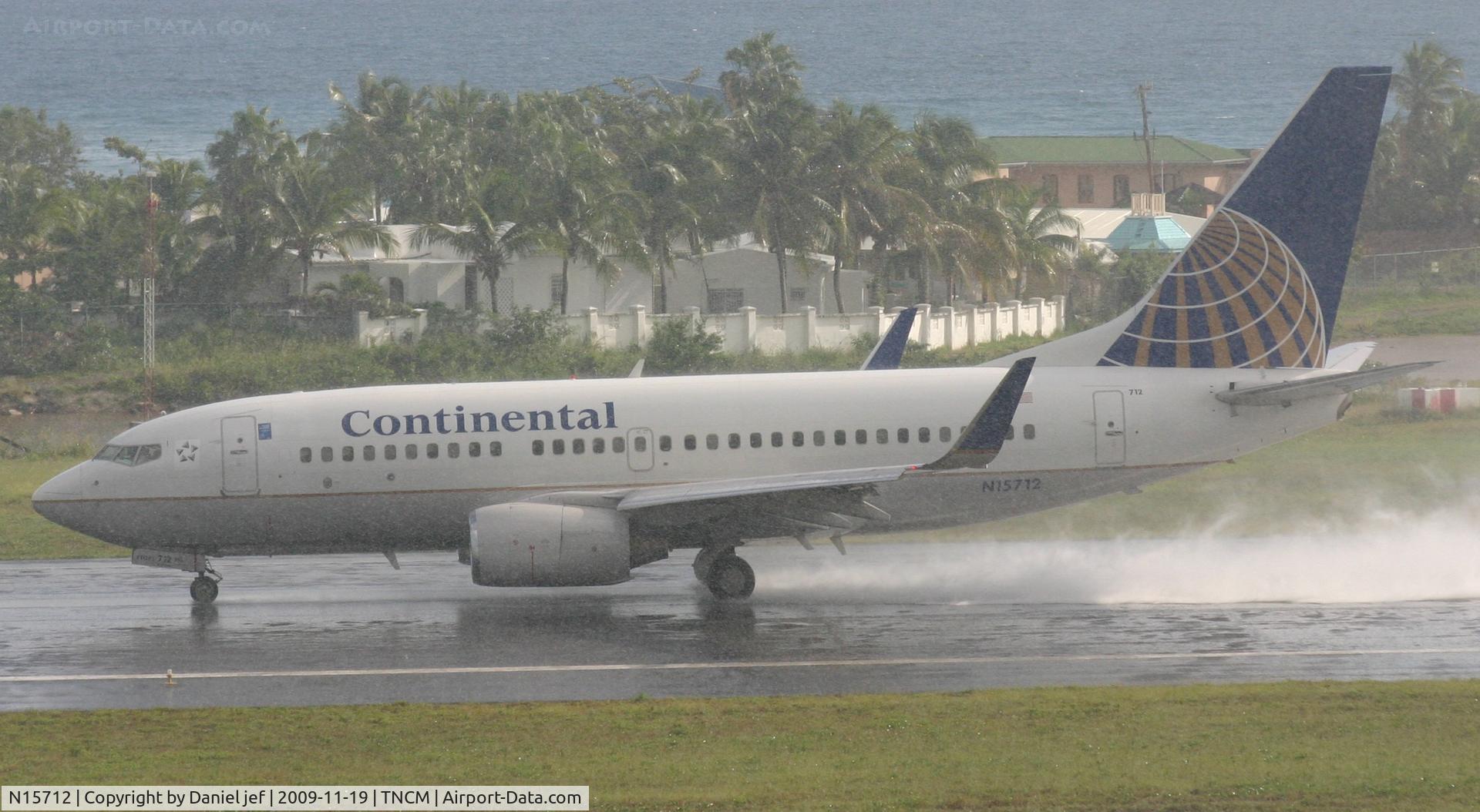 N15712, 1998 Boeing 737-724 C/N 28783, Continental airline taking off on a very wet runway.