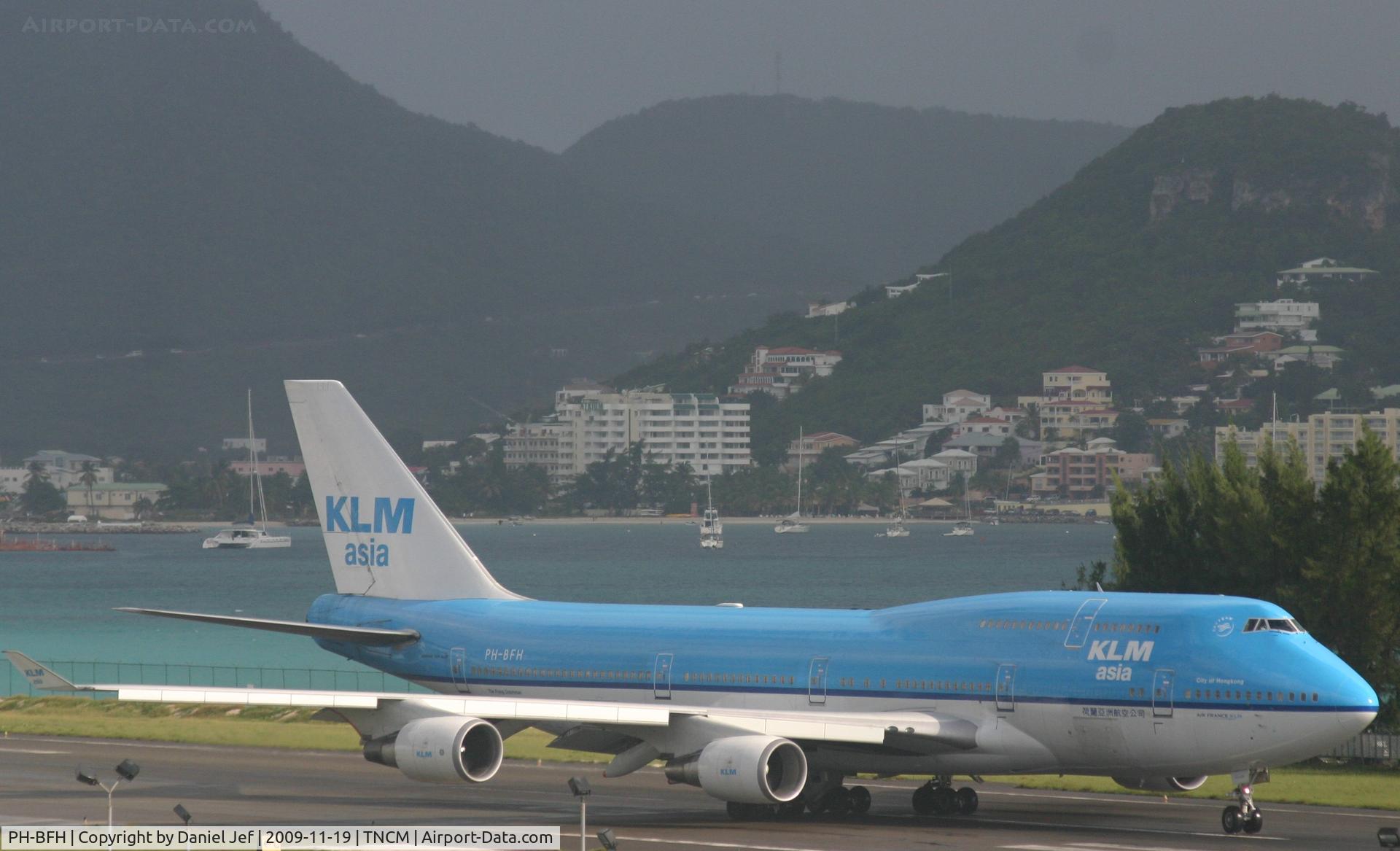PH-BFH, 1990 Boeing 747-406BC C/N 24518, KLM backtracking runway 28 for take off