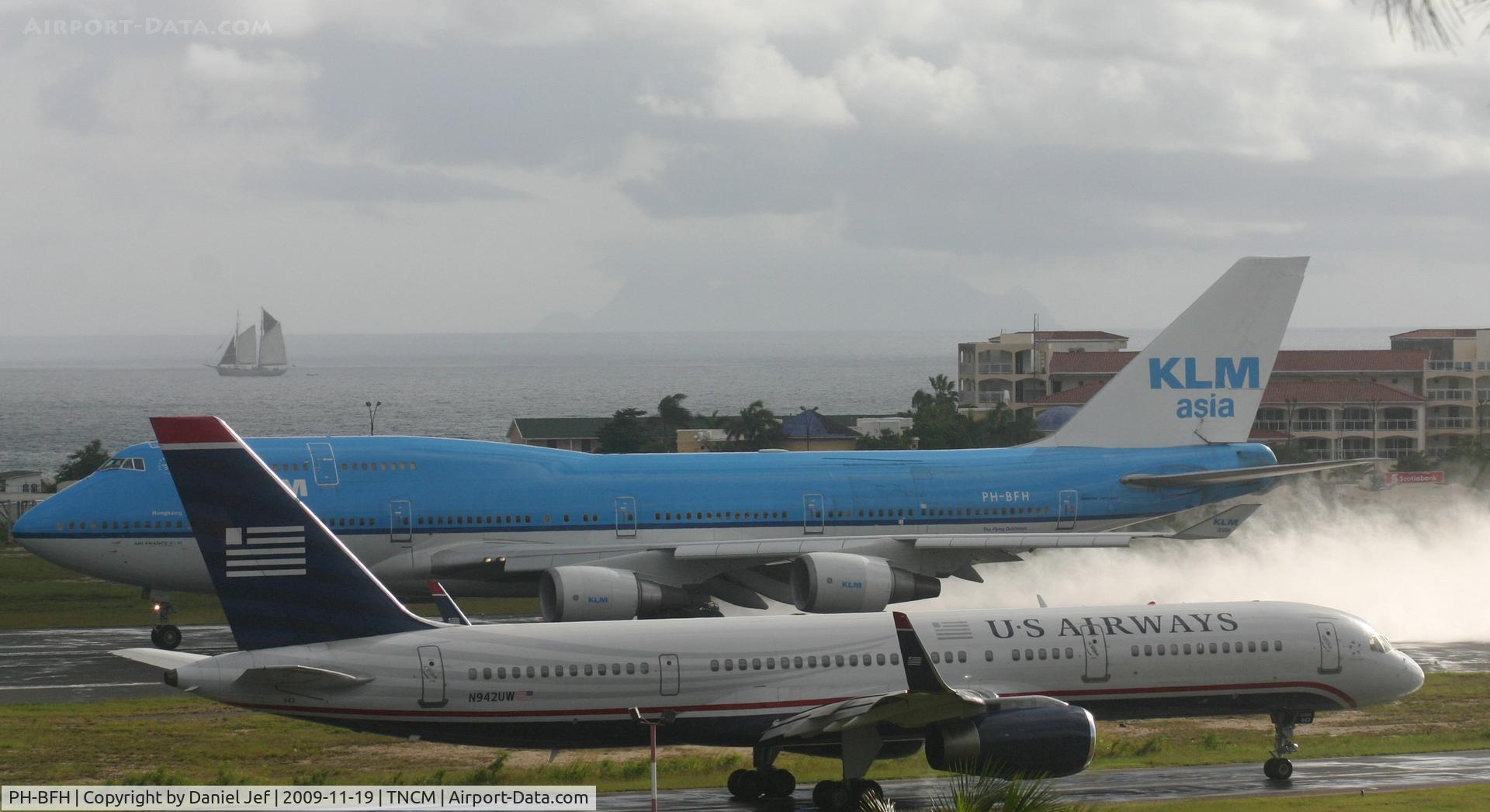PH-BFH, 1990 Boeing 747-406BC C/N 24518, KLM doing there thing while us air stand by for there turn to do his thing