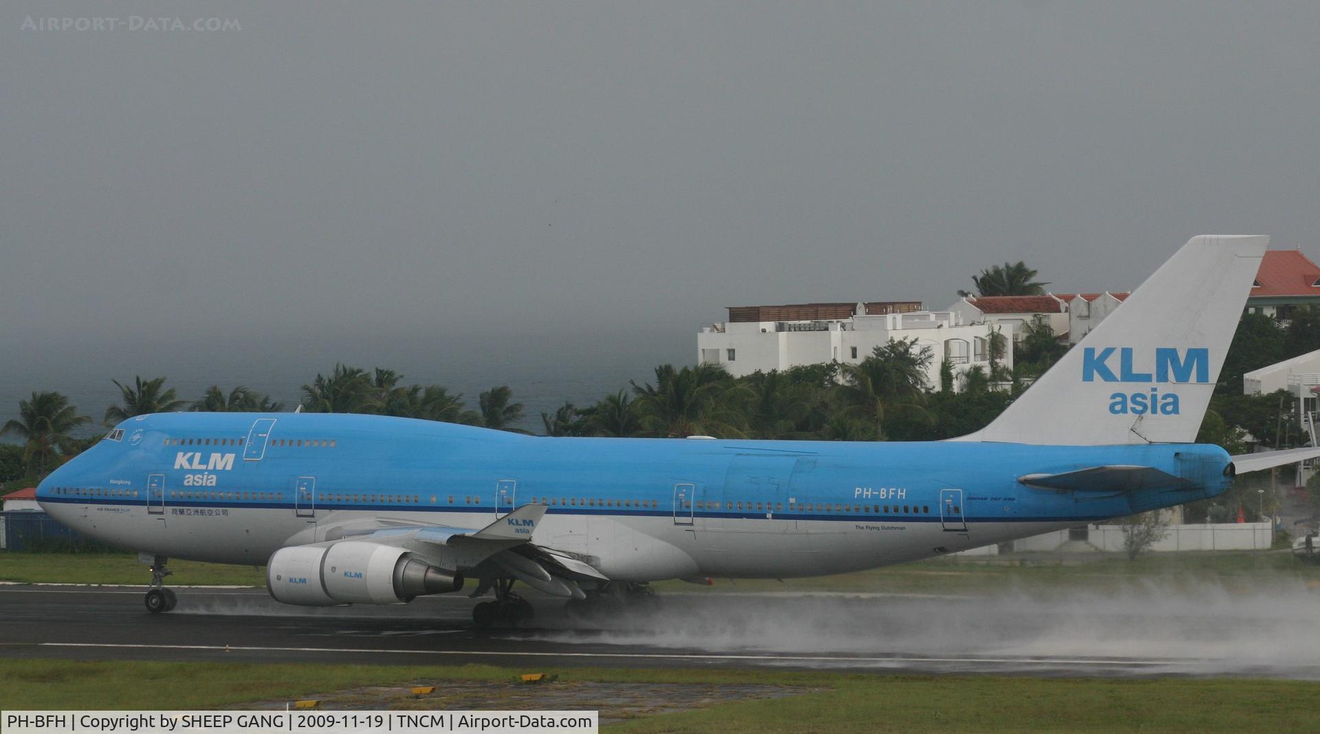 PH-BFH, 1990 Boeing 747-406BC C/N 24518, KLM rolling on a very wet runway