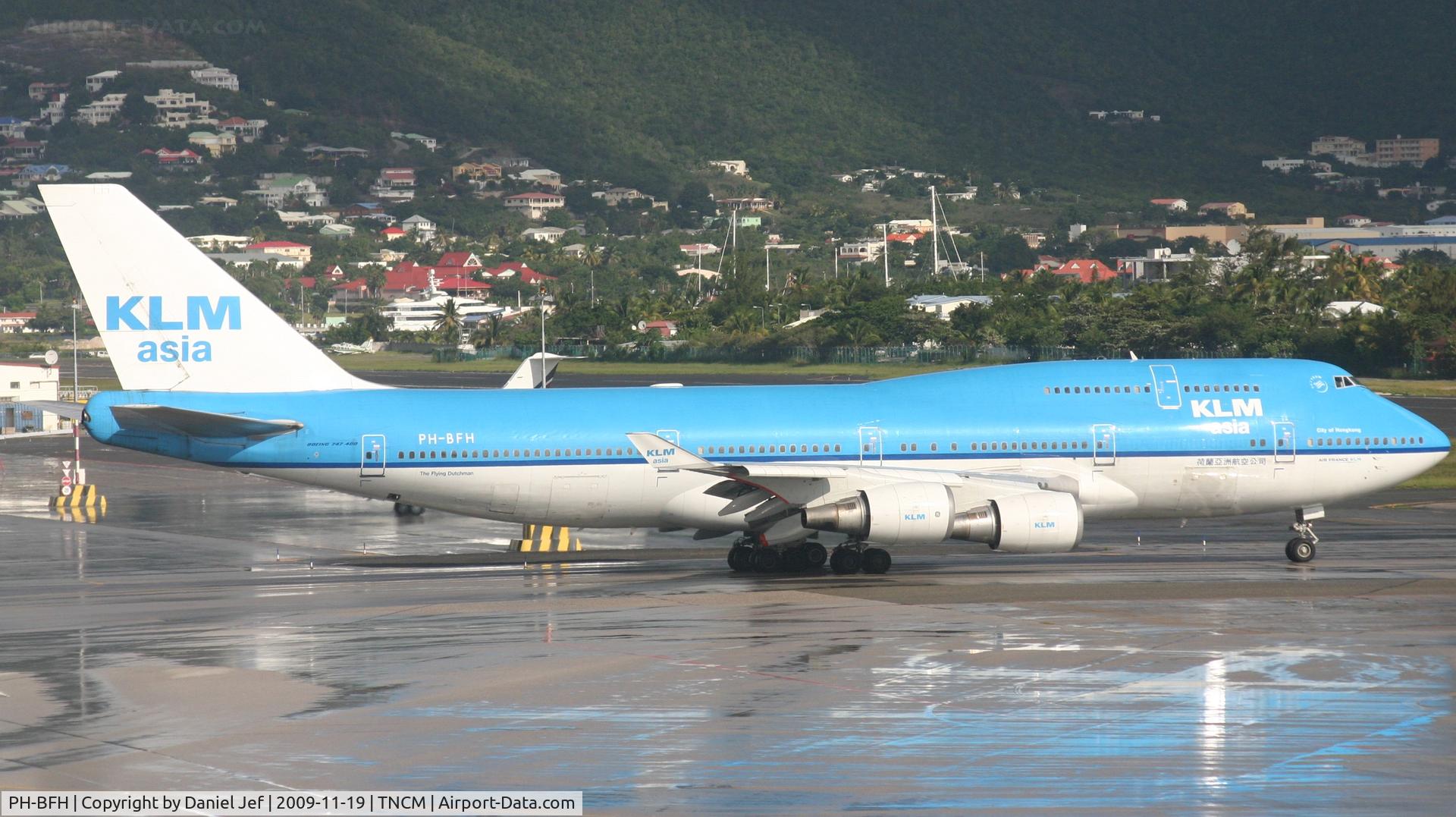 PH-BFH, 1990 Boeing 747-406BC C/N 24518, KLM taxing to he exit C to the runway for take off