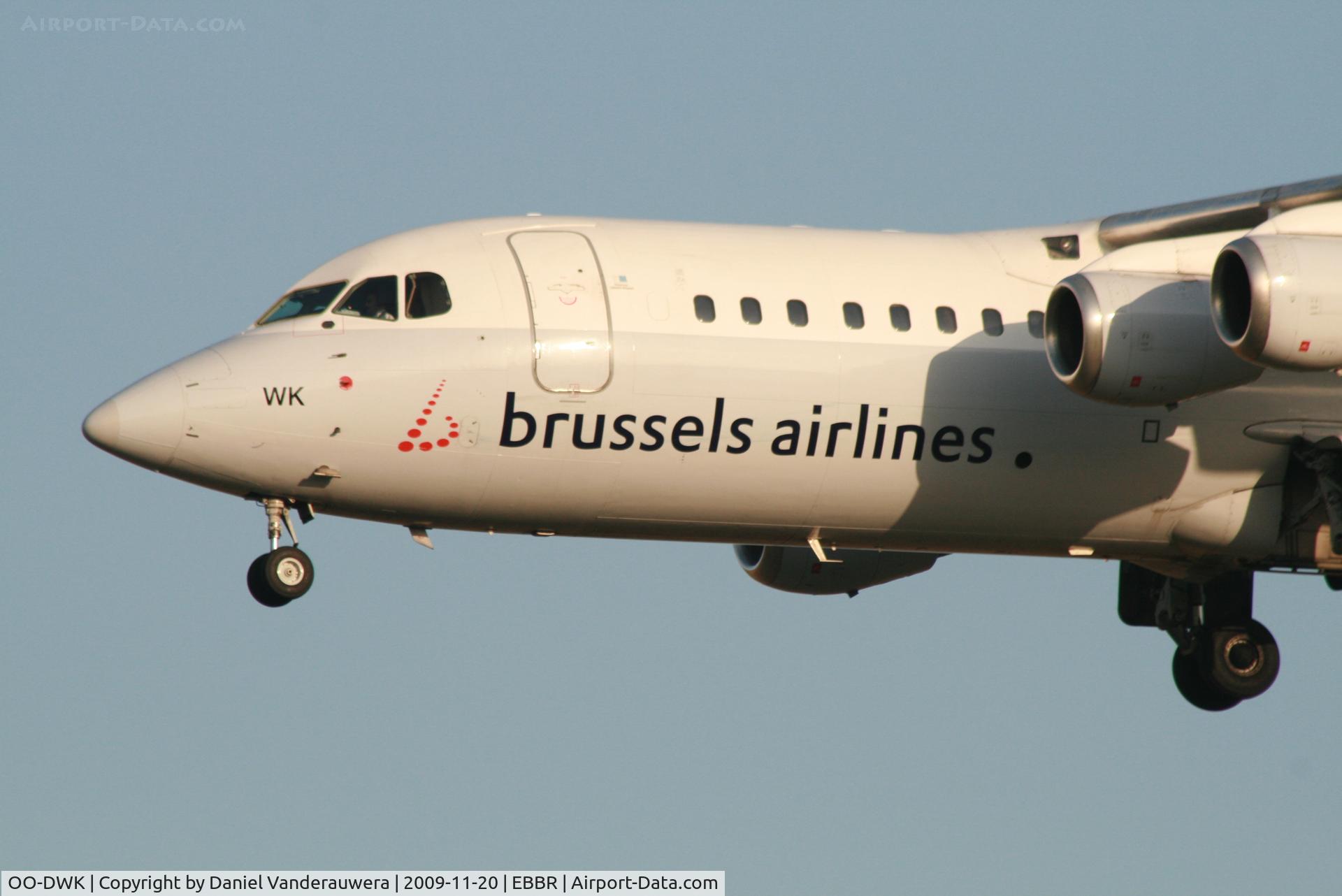 OO-DWK, 1999 British Aerospace Avro 146-RJ100 C/N E3360, flight SN3192 is descending to rwy 25L