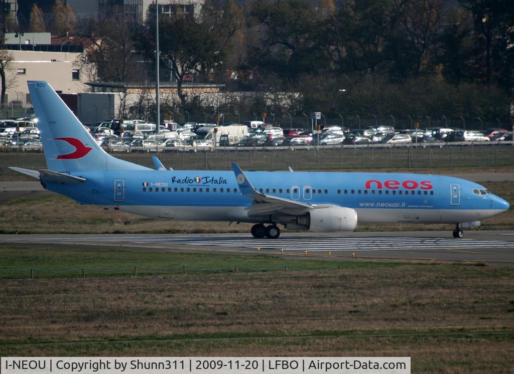 I-NEOU, 2002 Boeing 737-86N C/N 29887, Lining up rwy 14L for departure with additional 'Radio Italia' patch...