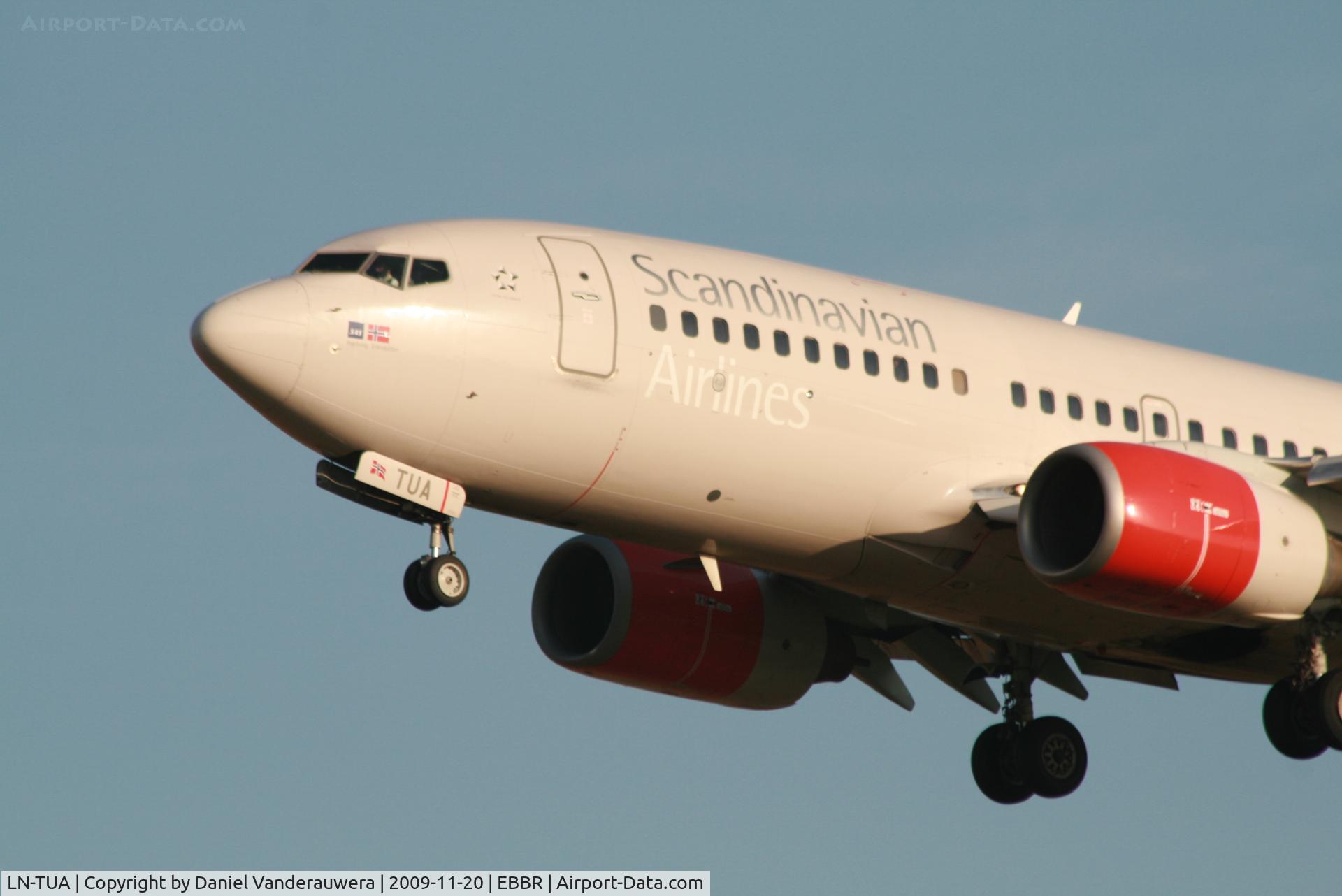 LN-TUA, 1998 Boeing 737-705 C/N 28211, Arrival of flight SK4743 to rwy 25L