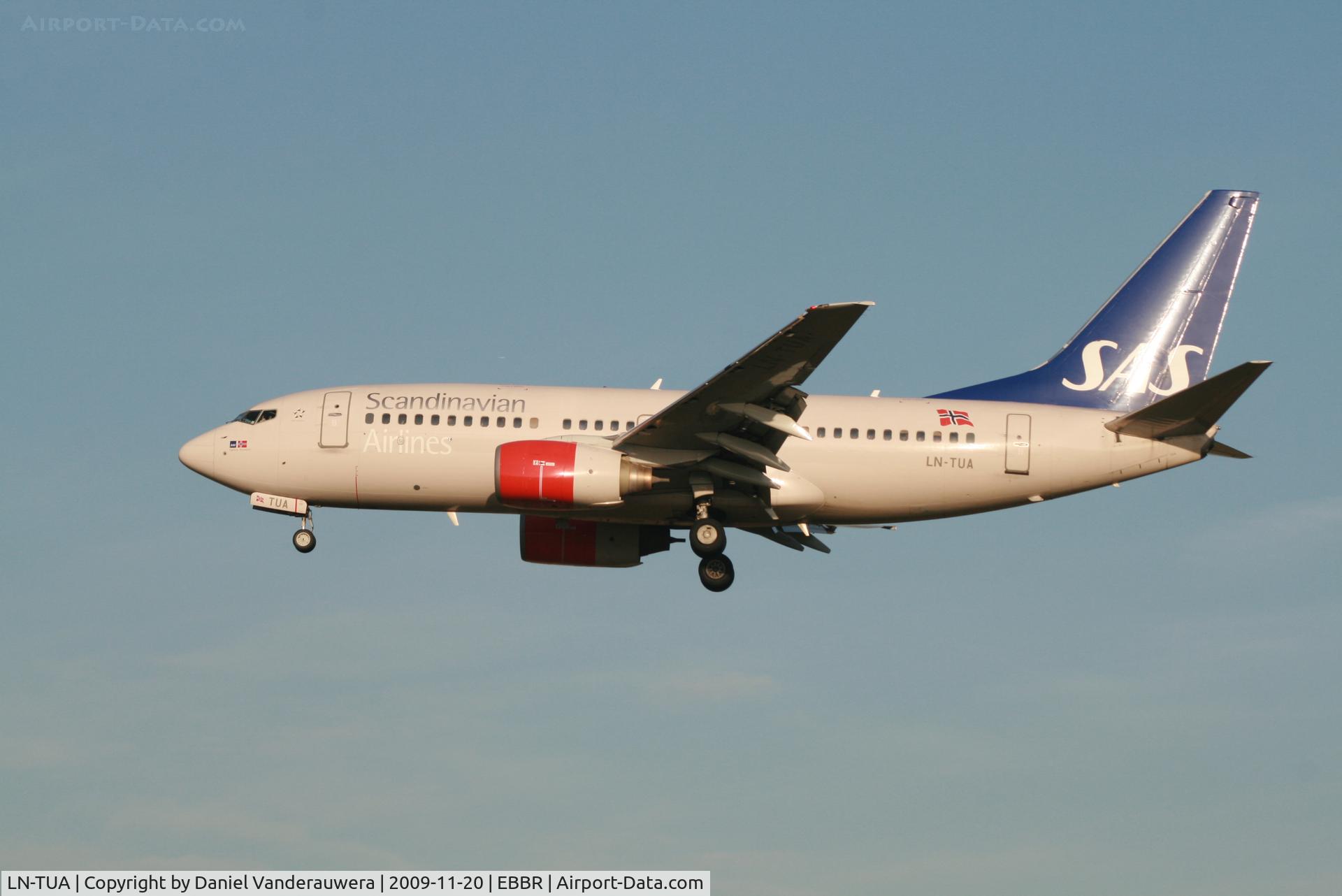 LN-TUA, 1998 Boeing 737-705 C/N 28211, Flight SK4743 is descending to rwy 25L