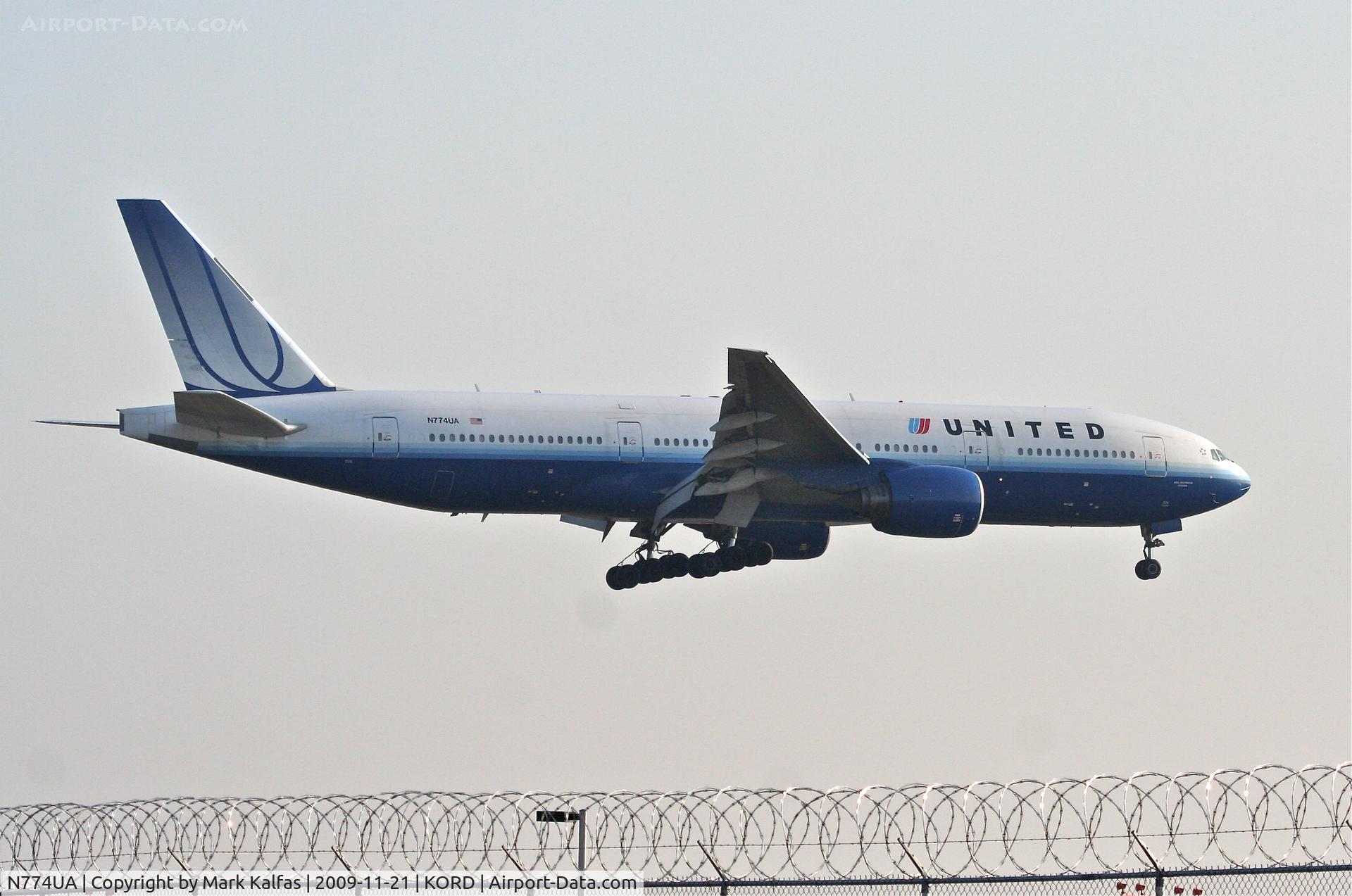 N774UA, 1996 Boeing 777-222 C/N 26936, United Airlines Boeing 777-222, UAL907 from EDDM,  short final RWY 22R KORD.