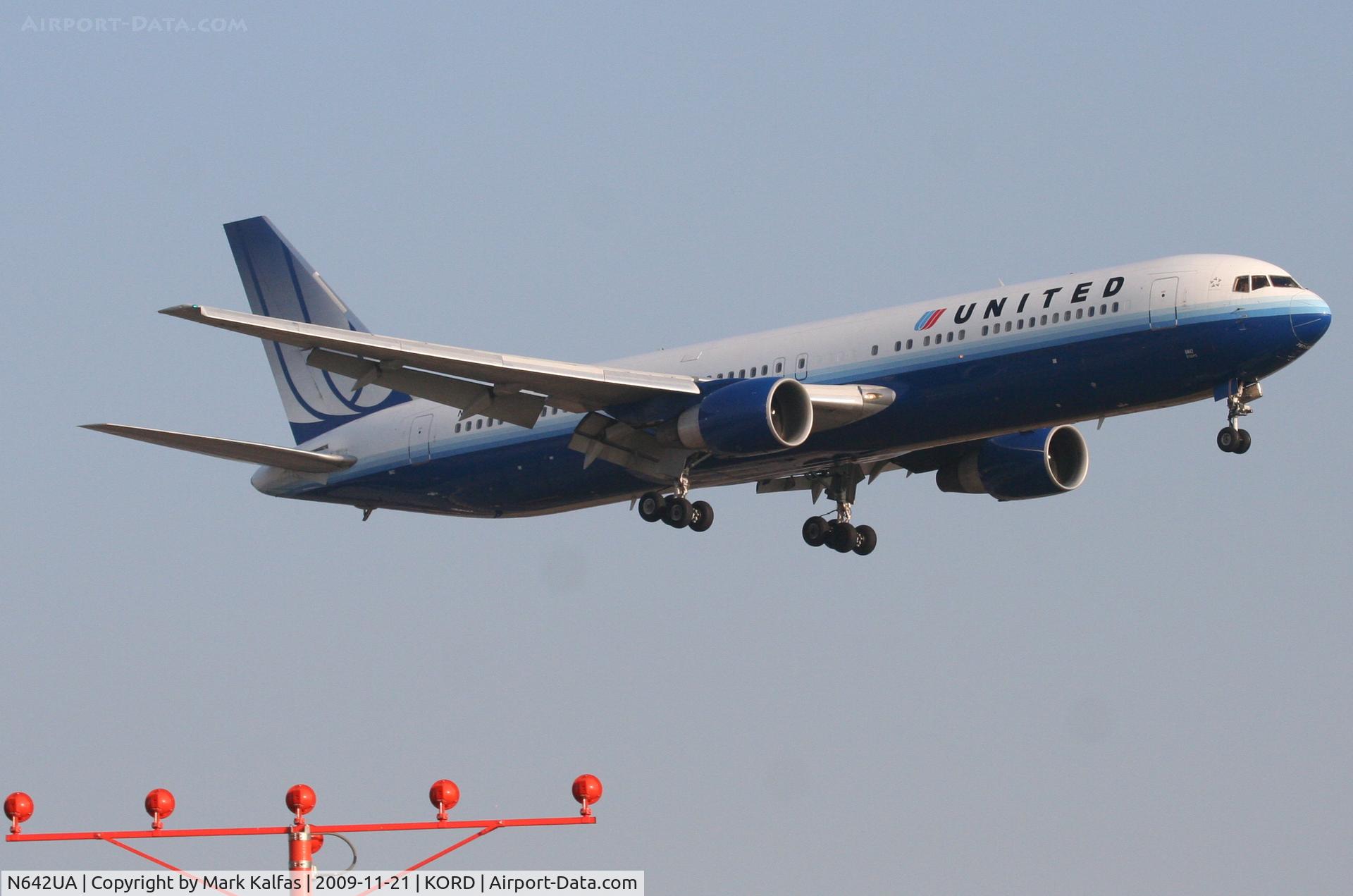 N642UA, 1991 Boeing 767-322 C/N 25092, UAL943 arriving from LFPG, short final 22R KORD.