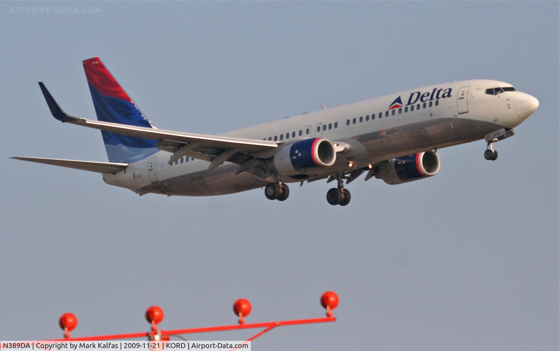 N389DA, 2000 Boeing 737-832 C/N 30376, DAL1940 from KATL, short final 22R KORD.
