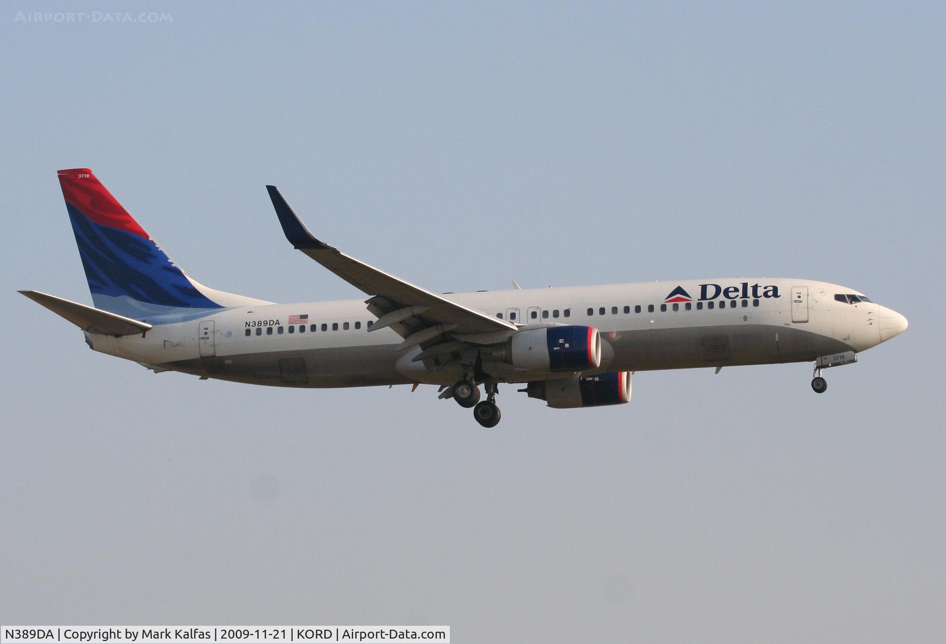 N389DA, 2000 Boeing 737-832 C/N 30376, DAL1940 from KATL, short final 22R KORD.