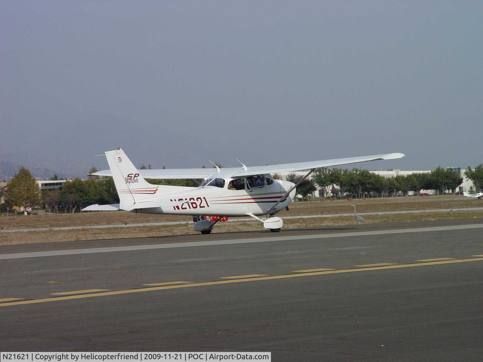 N21621, Cessna 172S C/N 172S9530, Taxiing past Taxiway Sentinel on the way to 26L