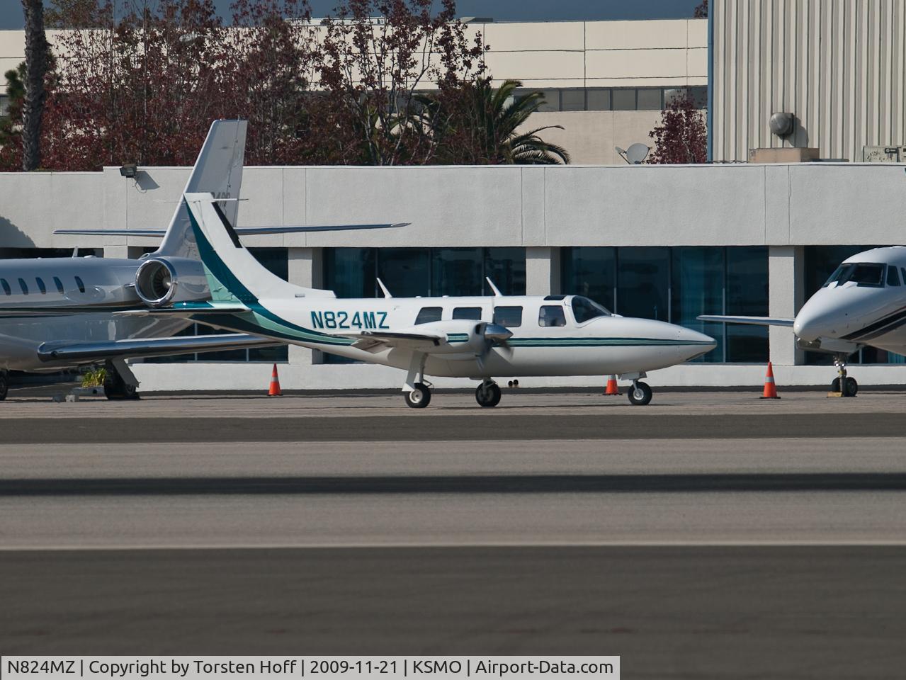 N824MZ, 1980 Piper Aerostar 601P C/N 61P08518163449, N824MZ taxiing