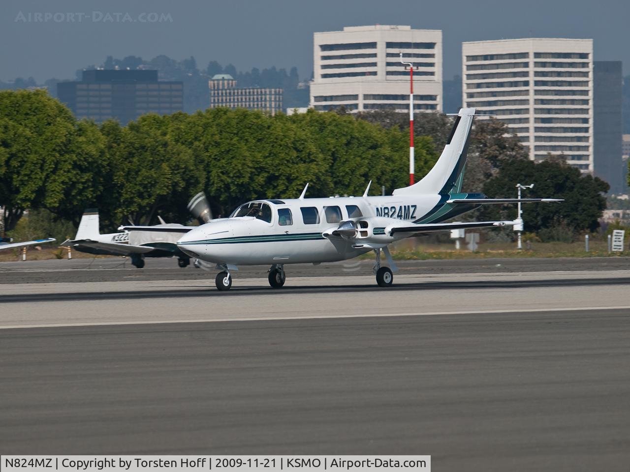 N824MZ, 1980 Piper Aerostar 601P C/N 61P08518163449, N824MZ departing from RWY 21