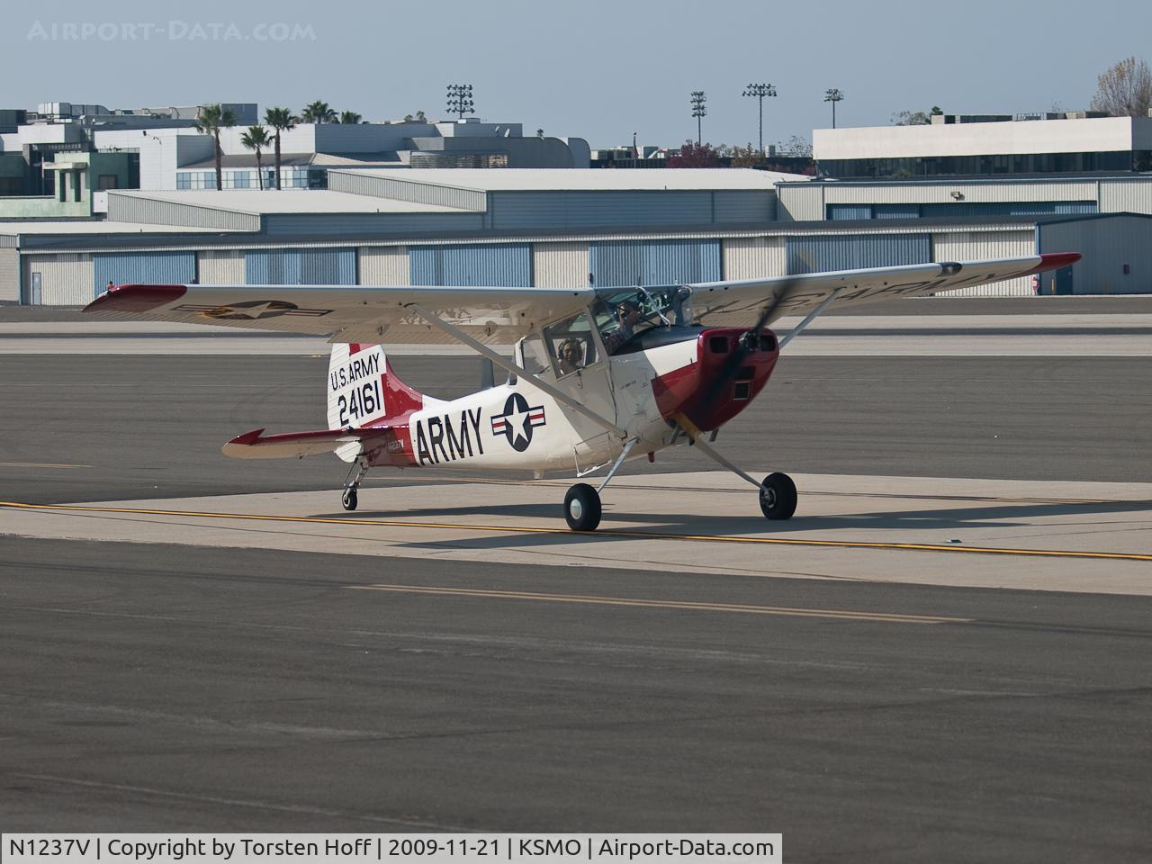 N1237V, Cessna 305F C/N AR-2, N1237V taxiing