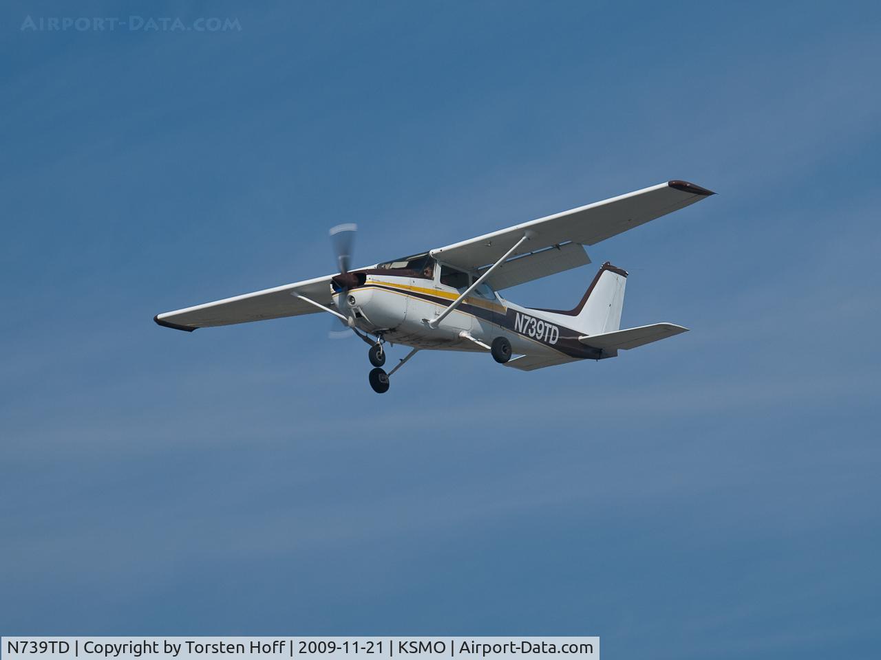 N739TD, 1978 Cessna 172N C/N 17270785, N739TD arriving on RWY 21