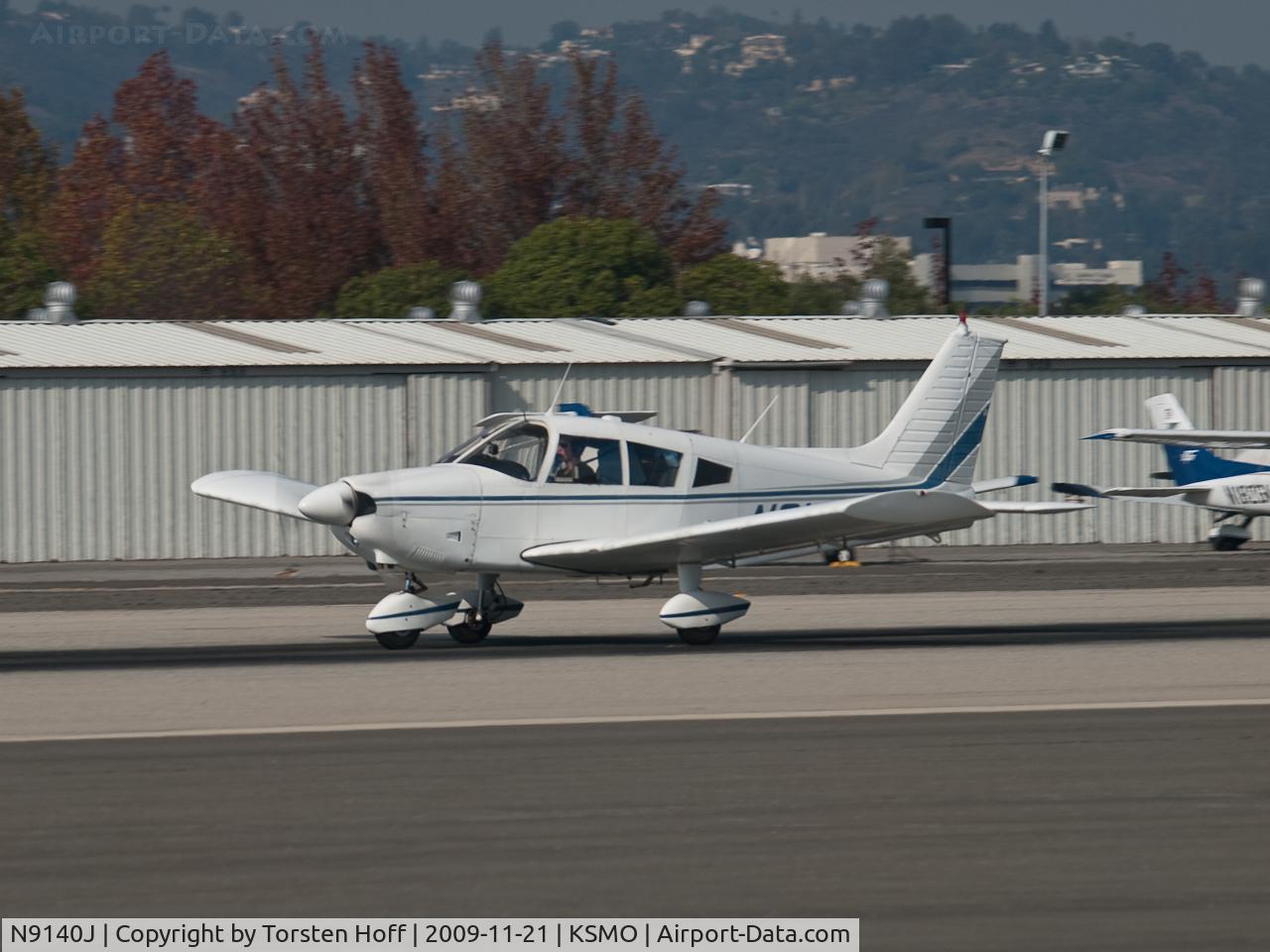 N9140J, 1966 Piper PA-28-180 C/N 28-3194, N9140J departing from RWY 21