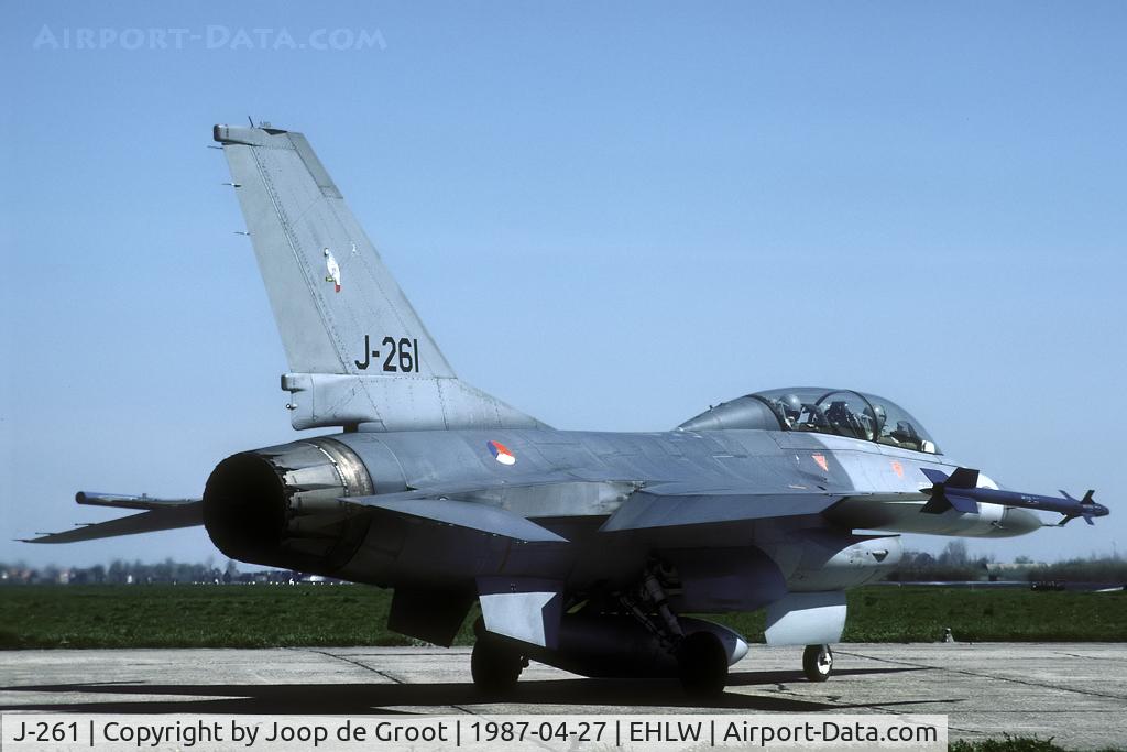 J-261, Fokker F-16B Fighting Falcon C/N 6E-3, This close one could get to the 322 sqn holding point in the farm fields near the village of Marssum. Since the new ring road was constructed this spot is well within the fences.