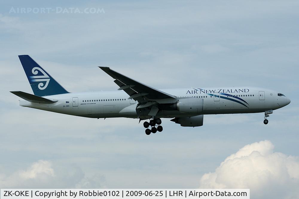 ZK-OKE, 2006 Boeing 777-219/ER C/N 32712, Final approach after a long flight from Auckland via SIN