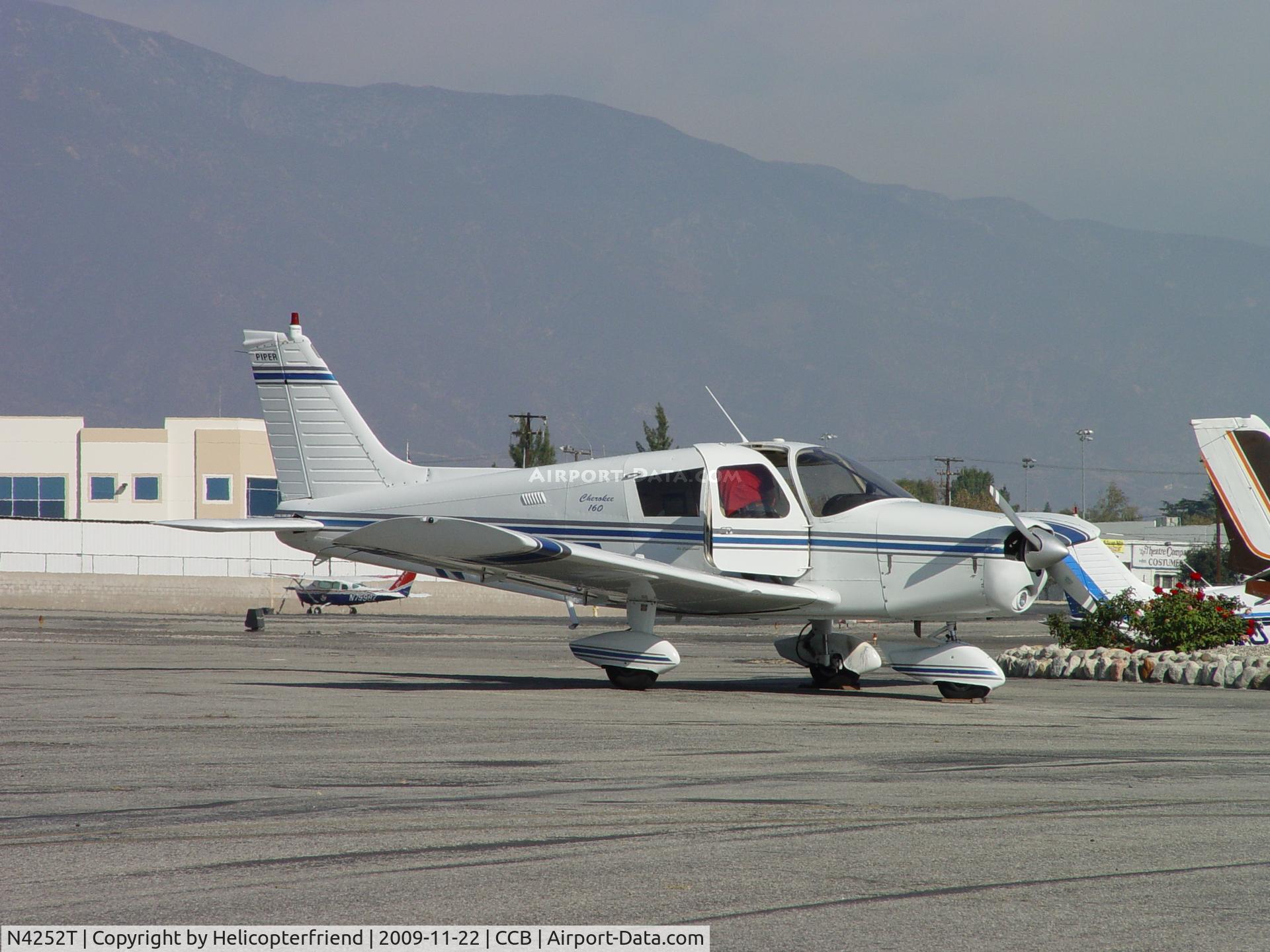 N4252T, 1971 Piper PA-28-140 C/N 28-7225105, Preparing to accept passengers