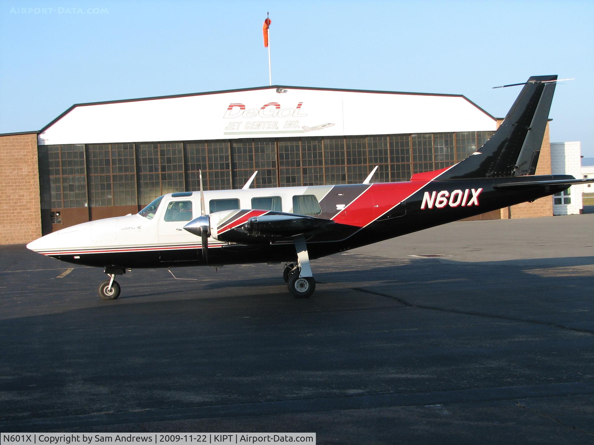 N601X, 1977 Smith AEROSTAR 601 C/N 61-0393-117, Stopped in at Williamsport on his way to Mount Comfort Airport (Indianapolis, IN) [KMQJ/MQJ]
