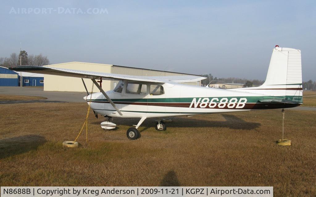 N8688B, 1957 Cessna 172 C/N 36388, A very early model (1957) Cessna 172 Skyhawk. This plane has dropped the main gear wheelpants since I've last seen it.