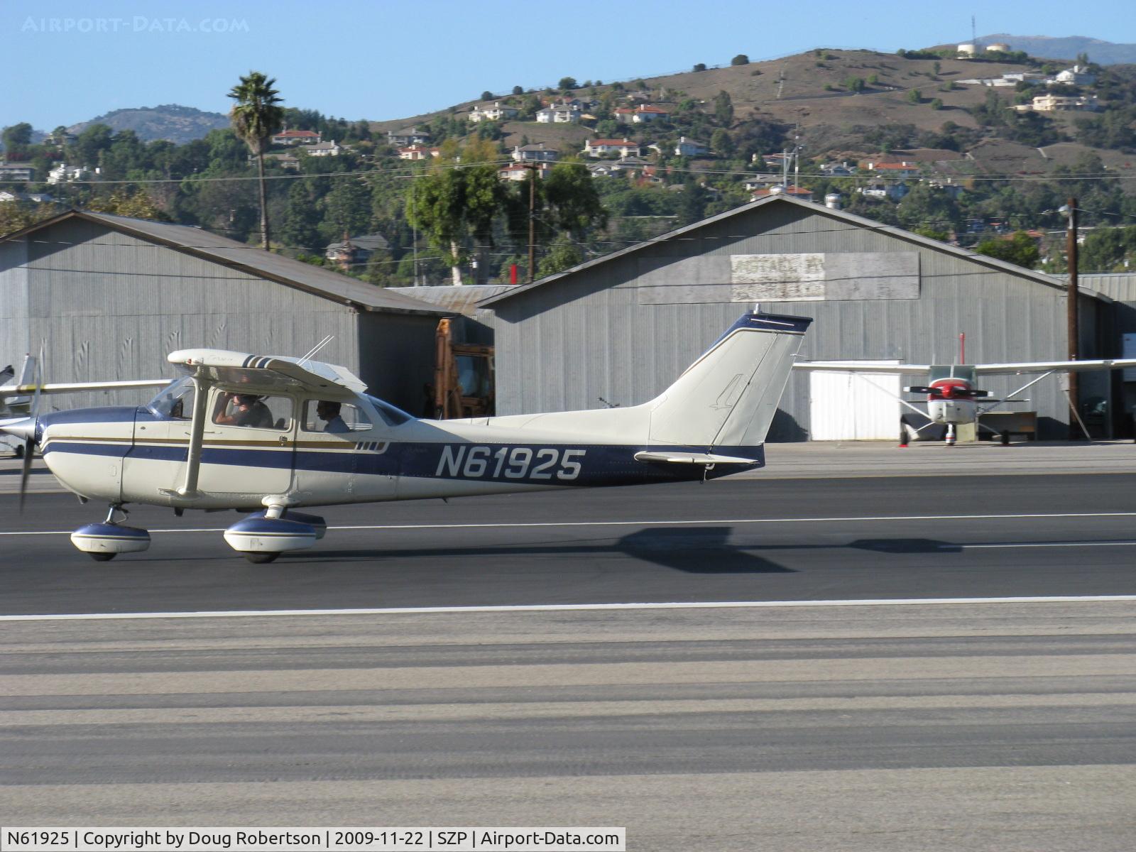 N61925, 1975 Cessna 172M C/N 17264890, 1975 Cessna 172M, Lycoming O-320-E2D 150 Hp. Micro vortex generators, takeoff roll Rwy 22