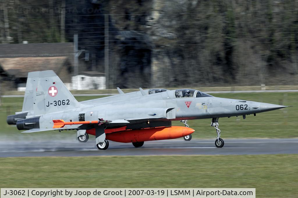 J-3062, 1983 Northrop F-5E Tiger II C/N L.1062, departure from a very wet runway.
